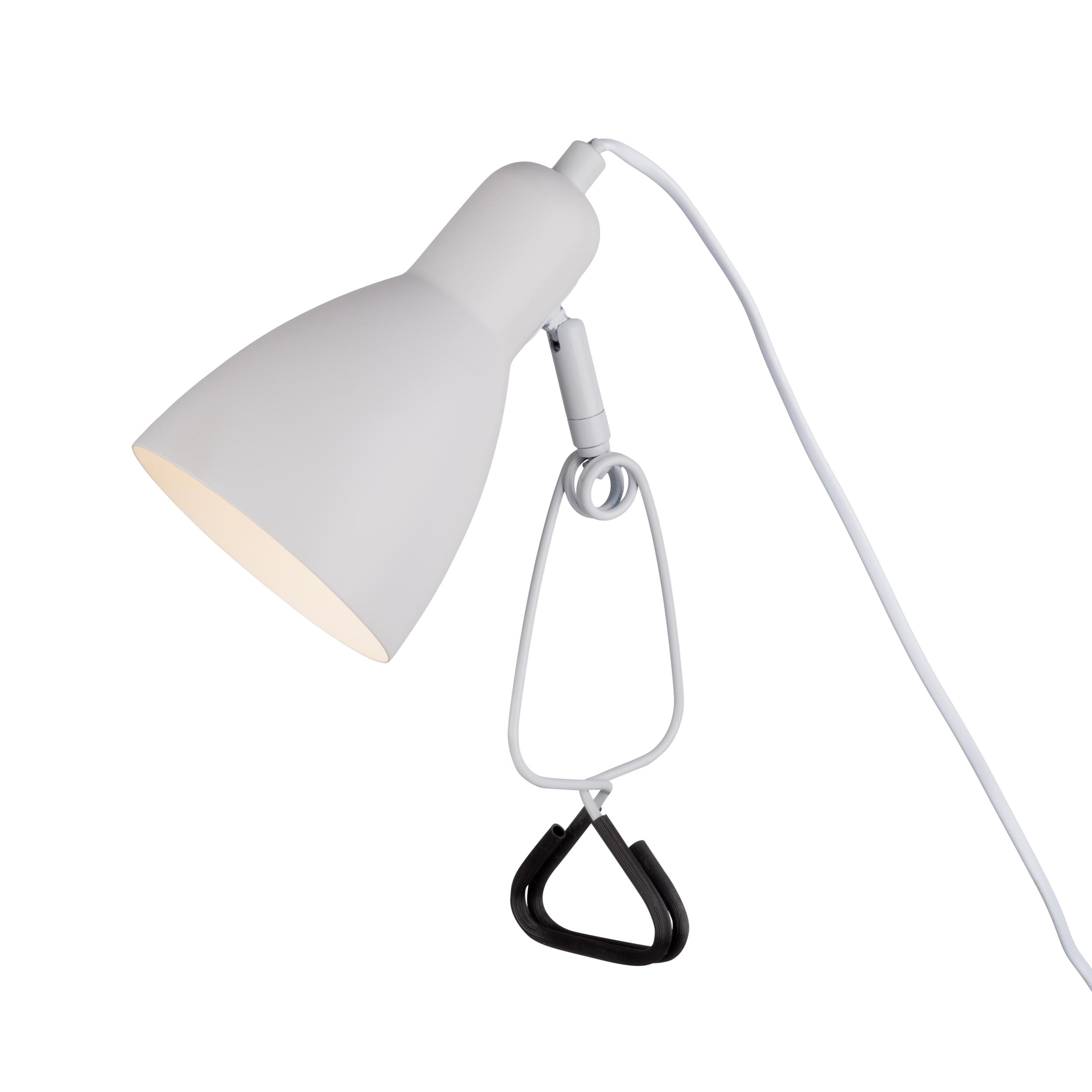 Eine weiße Schreibtischlampe mit schwarzer Klemme und weißem Netzkabel, freigestellt.