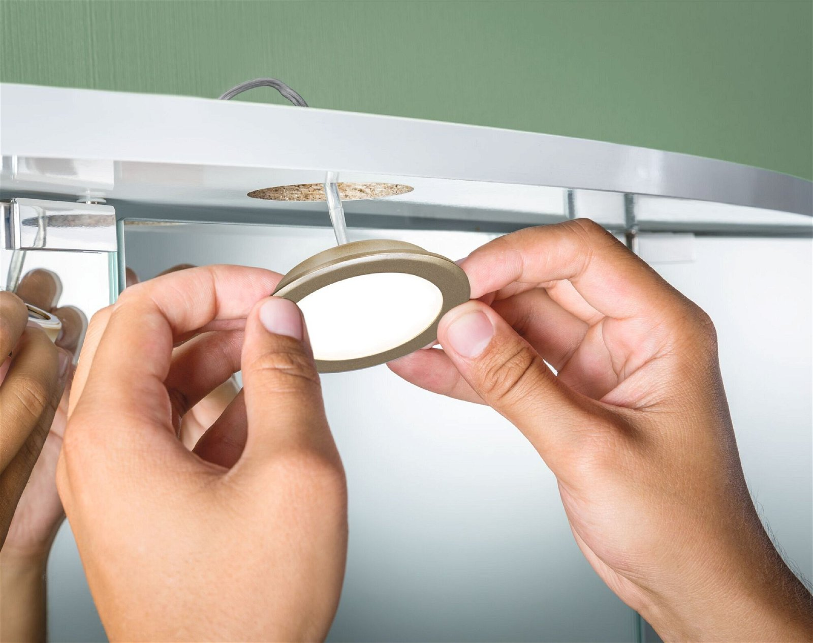 Cztery obrazy czarnej lampy cylindrycznej, każdy z innym efektem świetlnym.