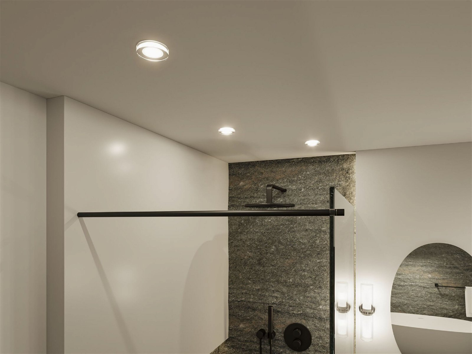 Ein Badezimmer mit Einbauleuchten in der Decke. Ein Duschbereich und ein Spiegel sind sichtbar.