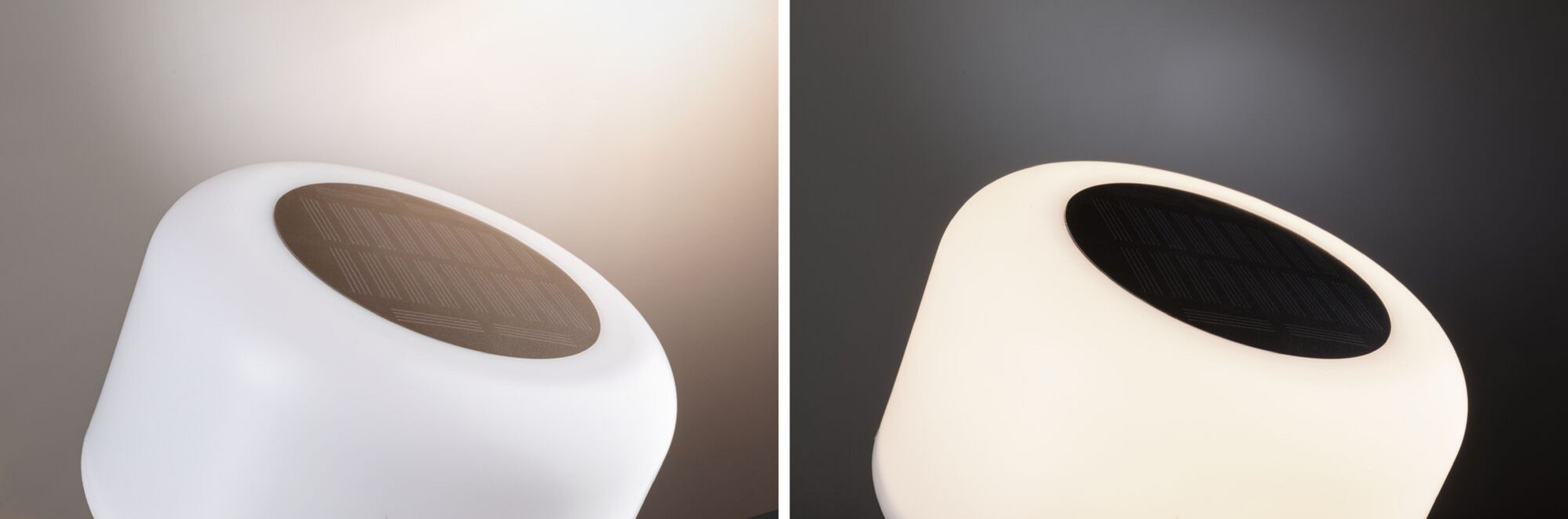 Dwa zdjęcia białej lampy. Jedna zapalona, ​​druga zgaszona, z panelem słonecznym.