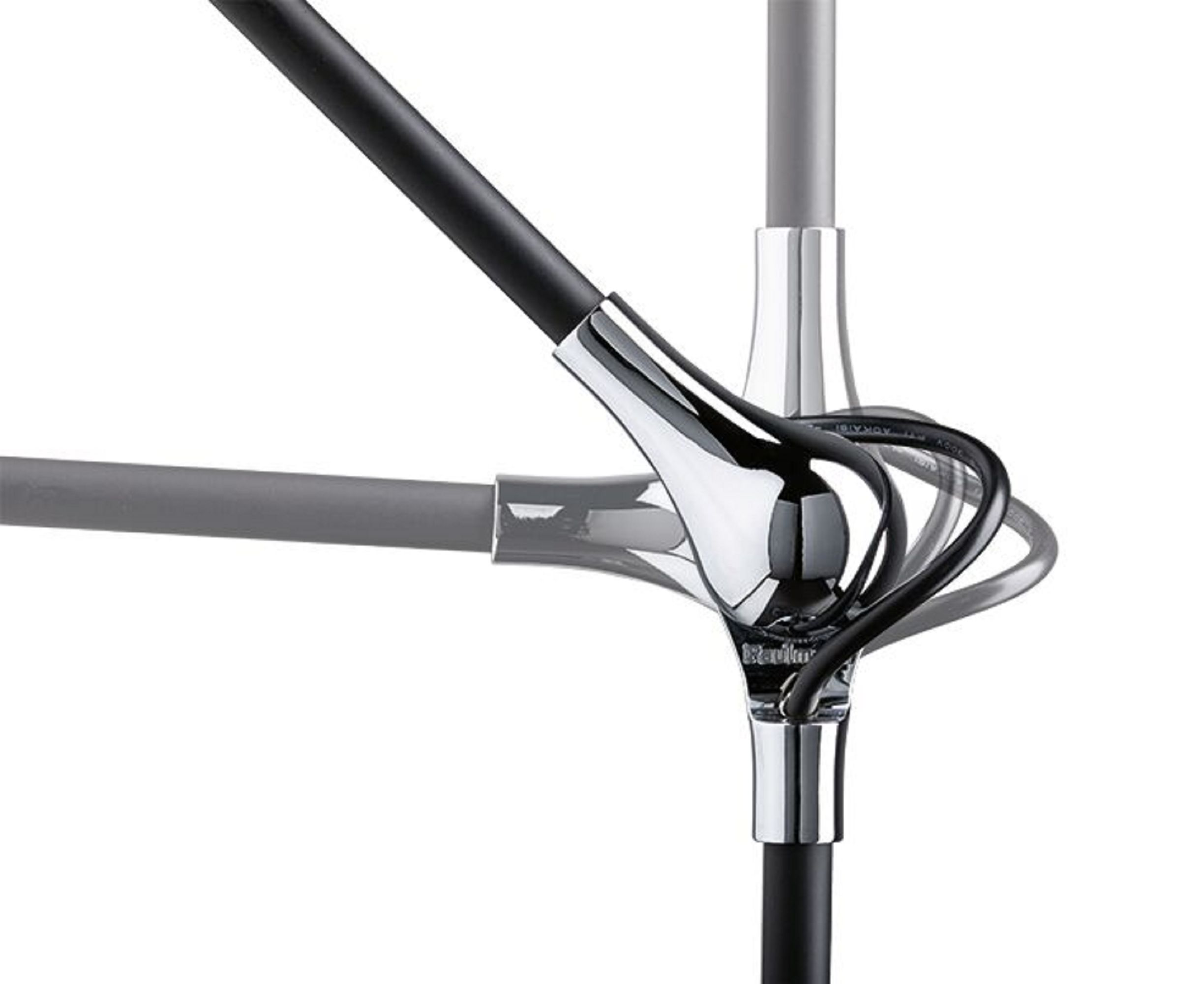 Zbliżenie czarnej i chromowanej lampy z elastycznym ramieniem, pokazujące przegub.