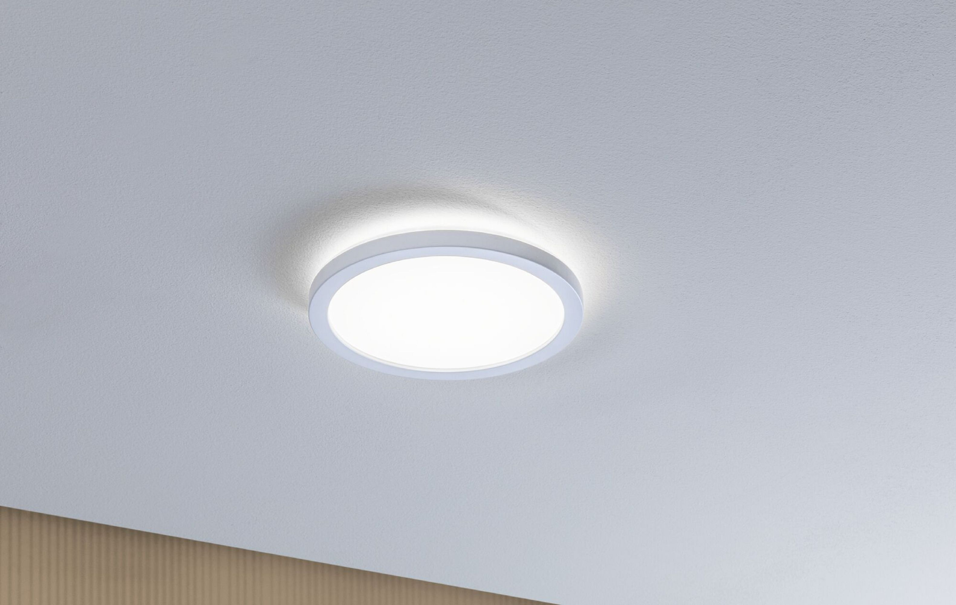 Wabennetz mit Pfeilen, die den Luftstrom anzeigen. Es ist goldfarben und auf weiß.
