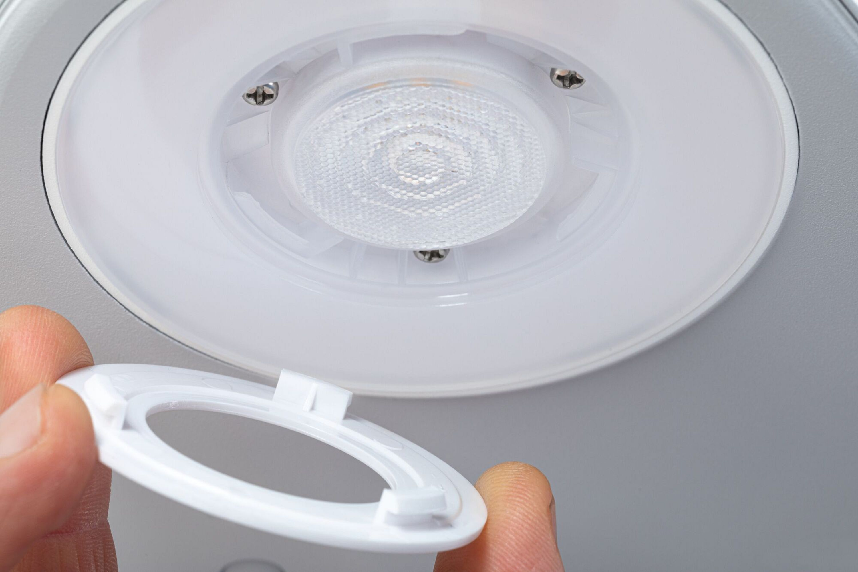 Zestaw trzech reflektorów na palikach, z przewodem zasilającym i zasilaczem.