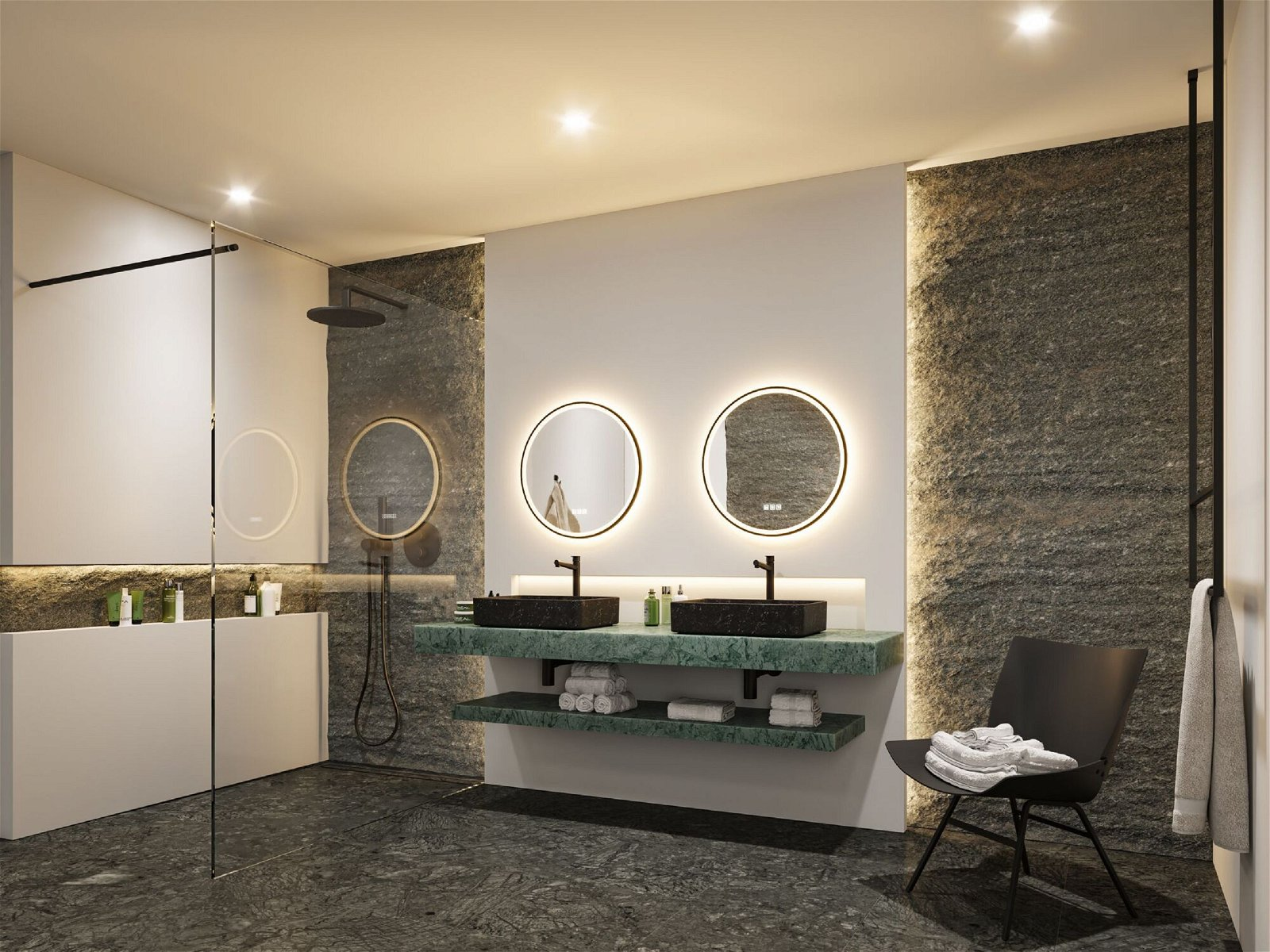 Modernes Badezimmer mit zwei leuchtenden Kreisspeigeln, dunklen Waschbecken und Steinwänden.