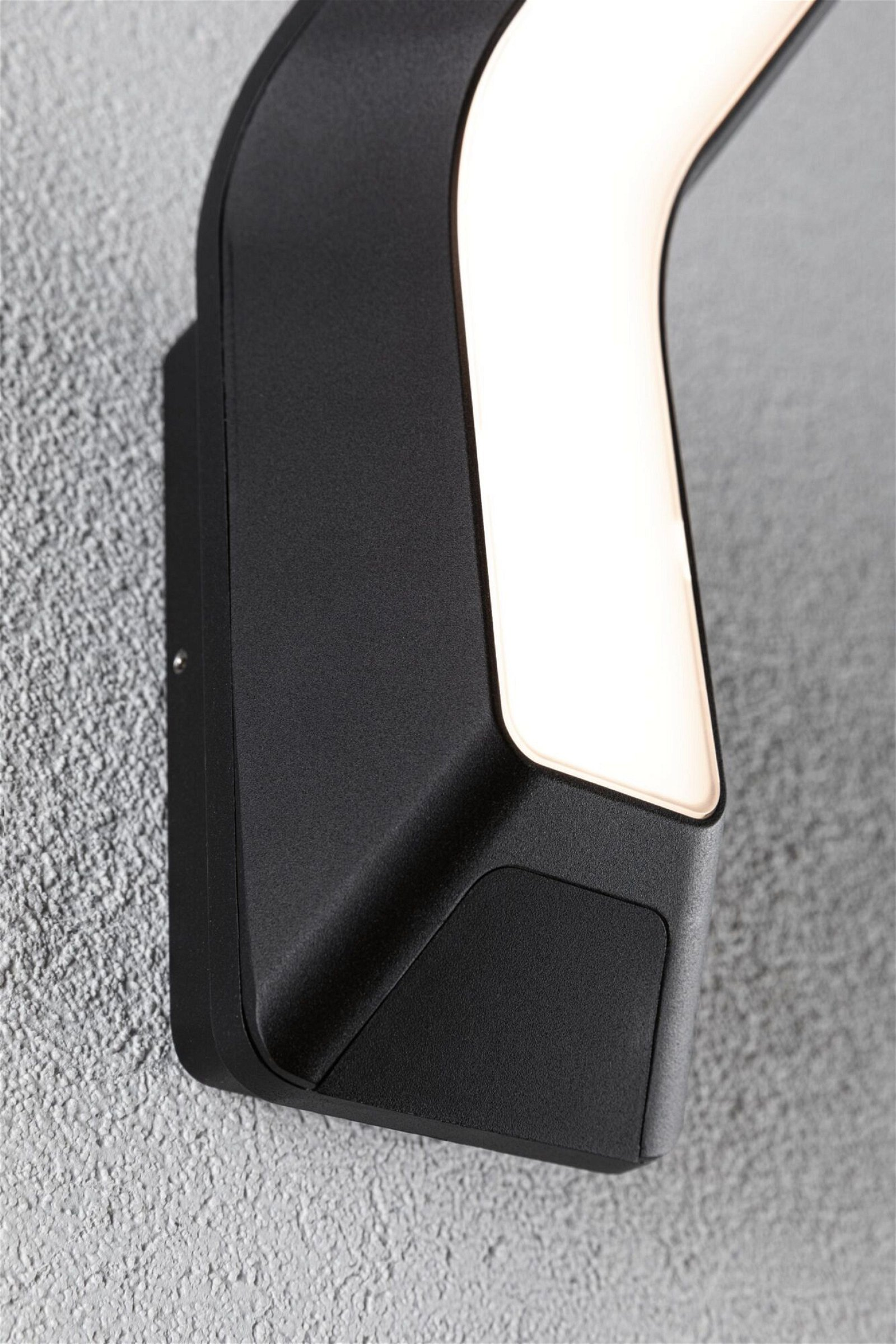 Jasnoszare urządzenie ze złotym złączem. Obok biała rurka.