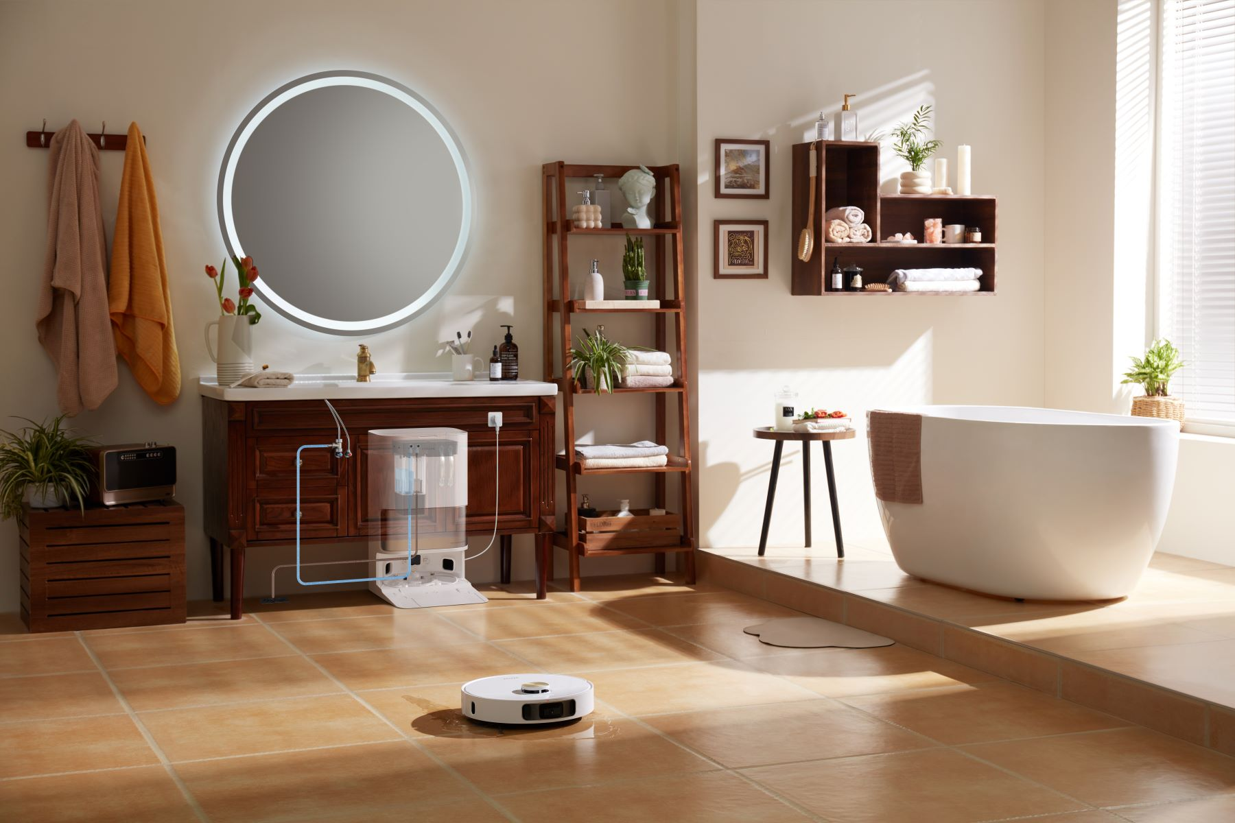 Ein modernes Badezimmer mit großem Spiegel, Holzschränken und weißer Badewanne, mit Roboterstaubsauger.