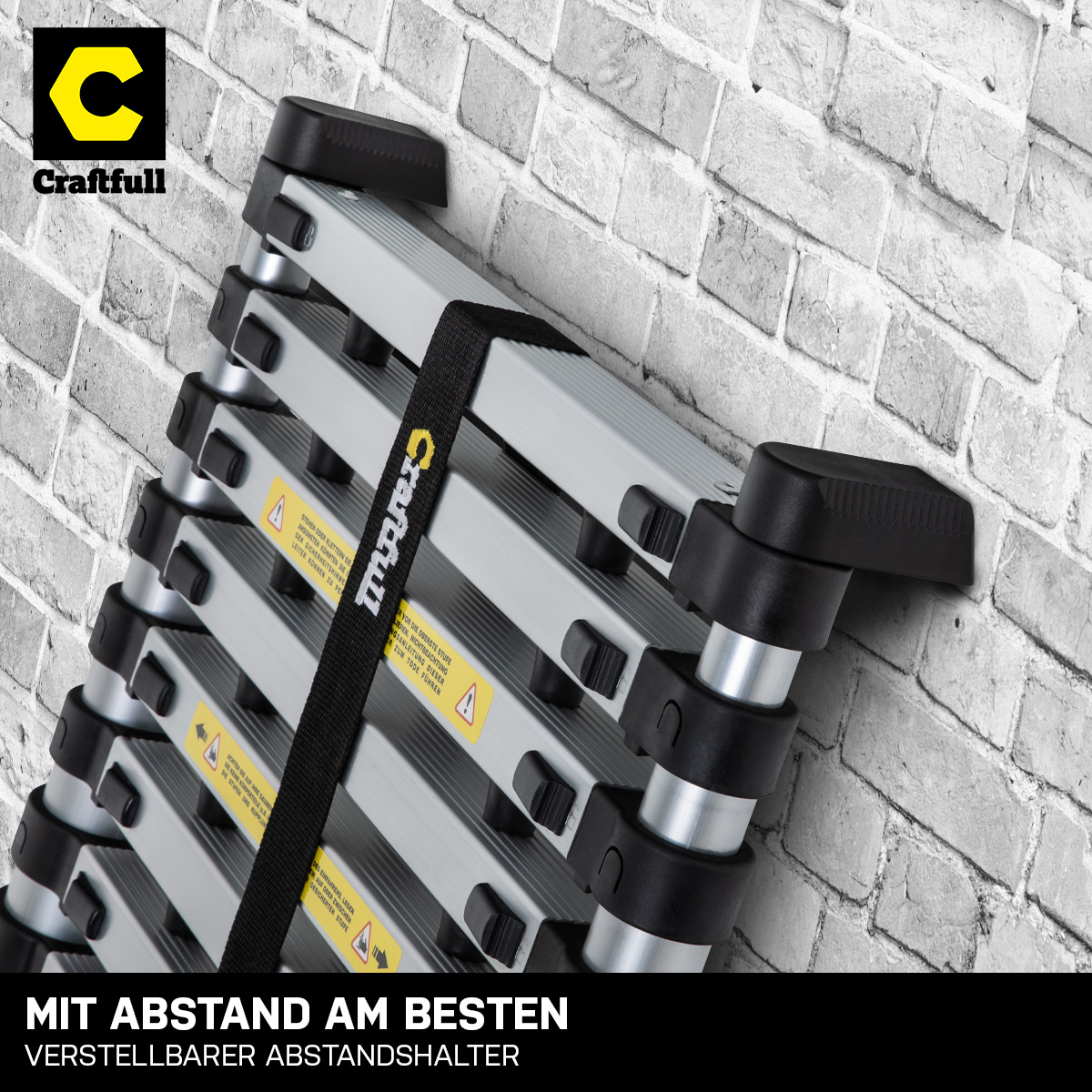 Eine Craftfull Klappleiter mit grauem und schwarzem Design, die an einer Backsteinmauer angelehnt ist.