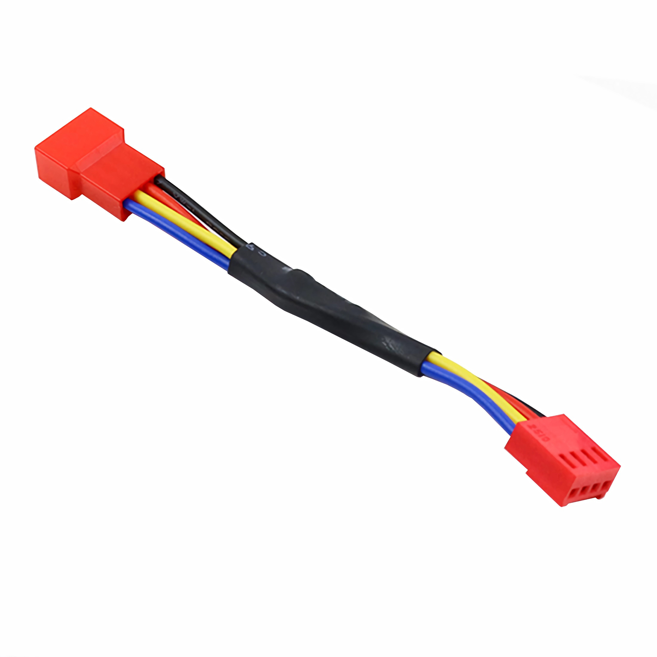 Ein roter und schwarzer Stecker mit vier farbigen Drähten: rot, gelb, blau und schwarz.