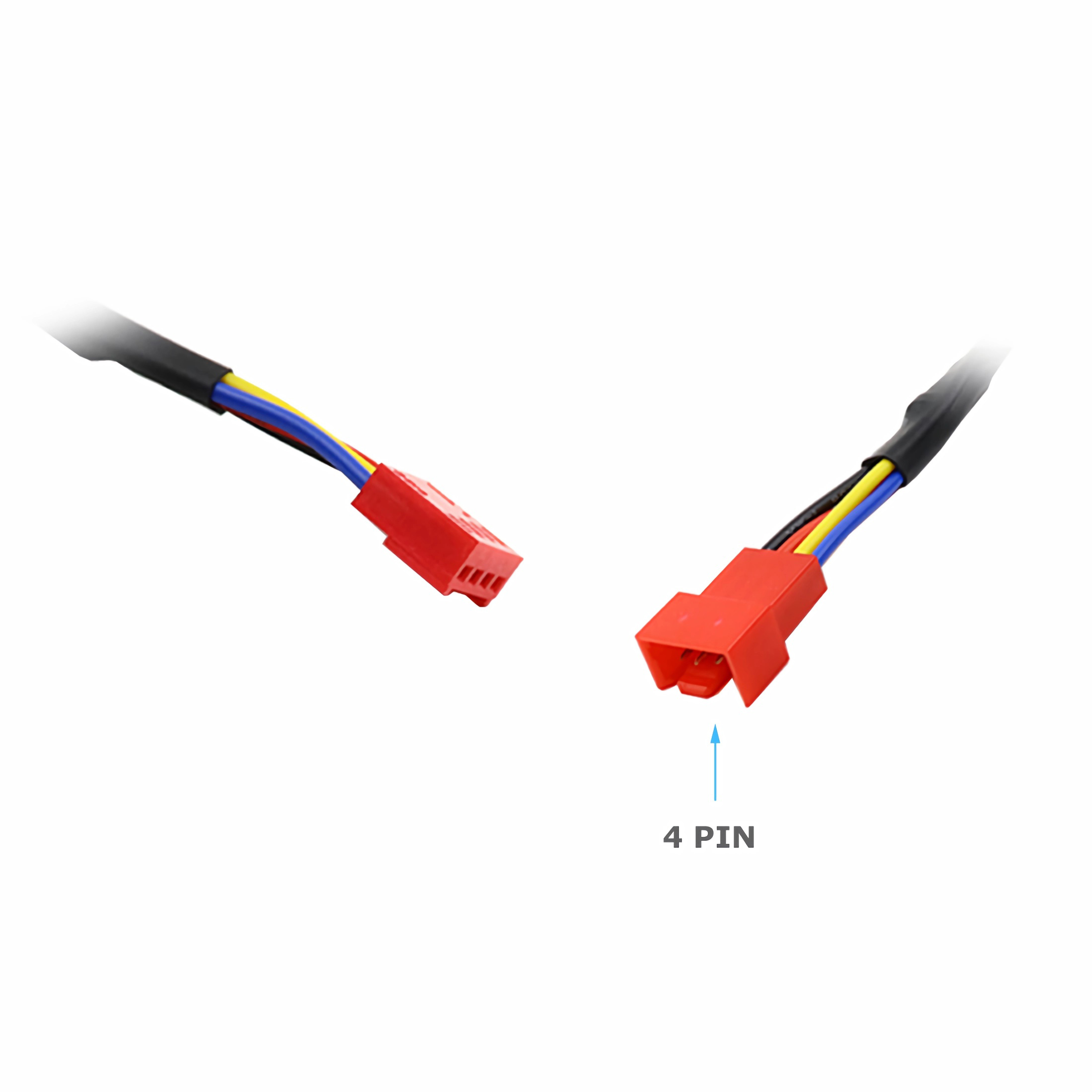 Zwei rote 4-polige Stecker und ein schwarzes Kabel. Die Stecker sind nah beieinander.