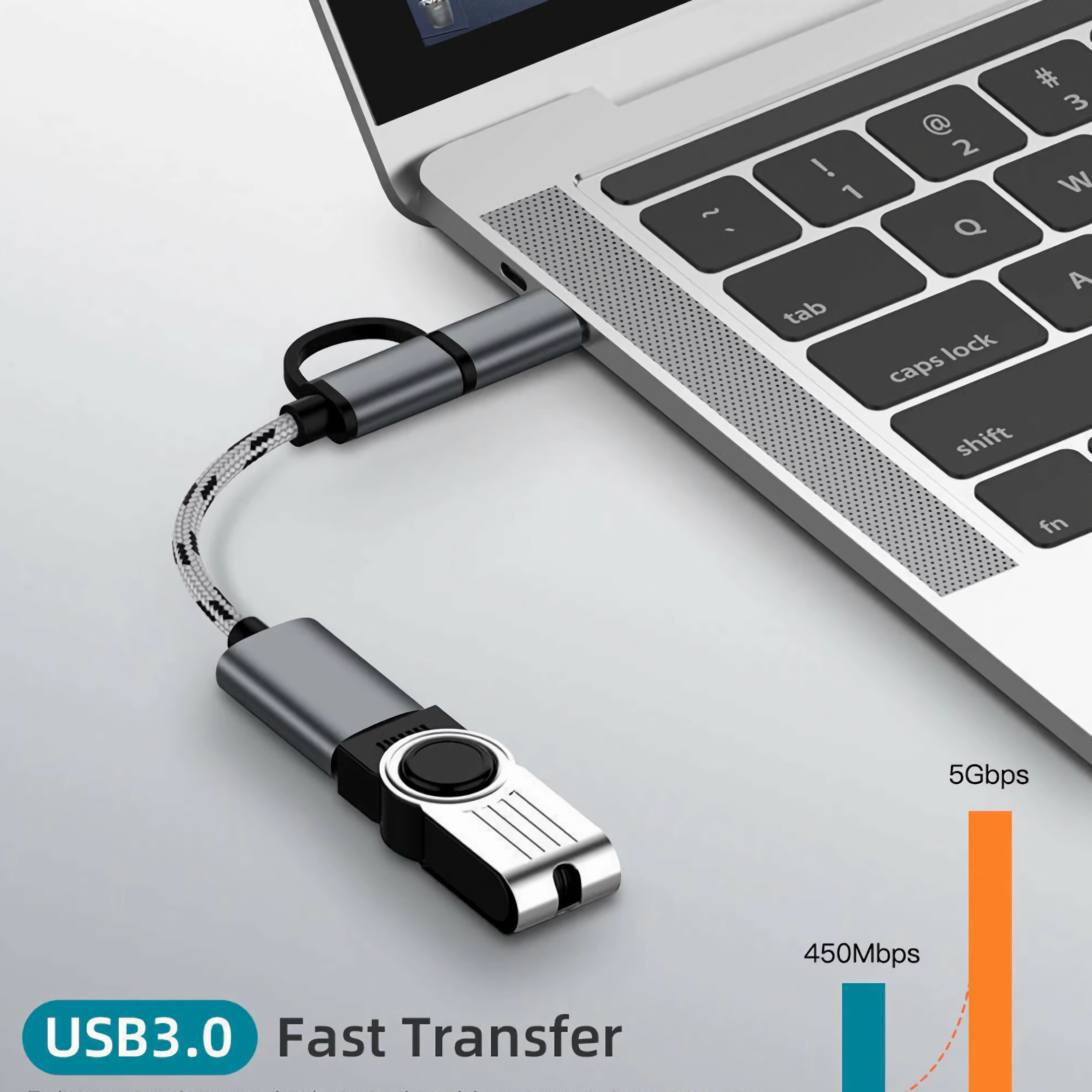 Ein USB 3.0-Kabel, das mit einem Laptop verbunden ist, mit einem USB-Stick und Datenübertragungsraten.