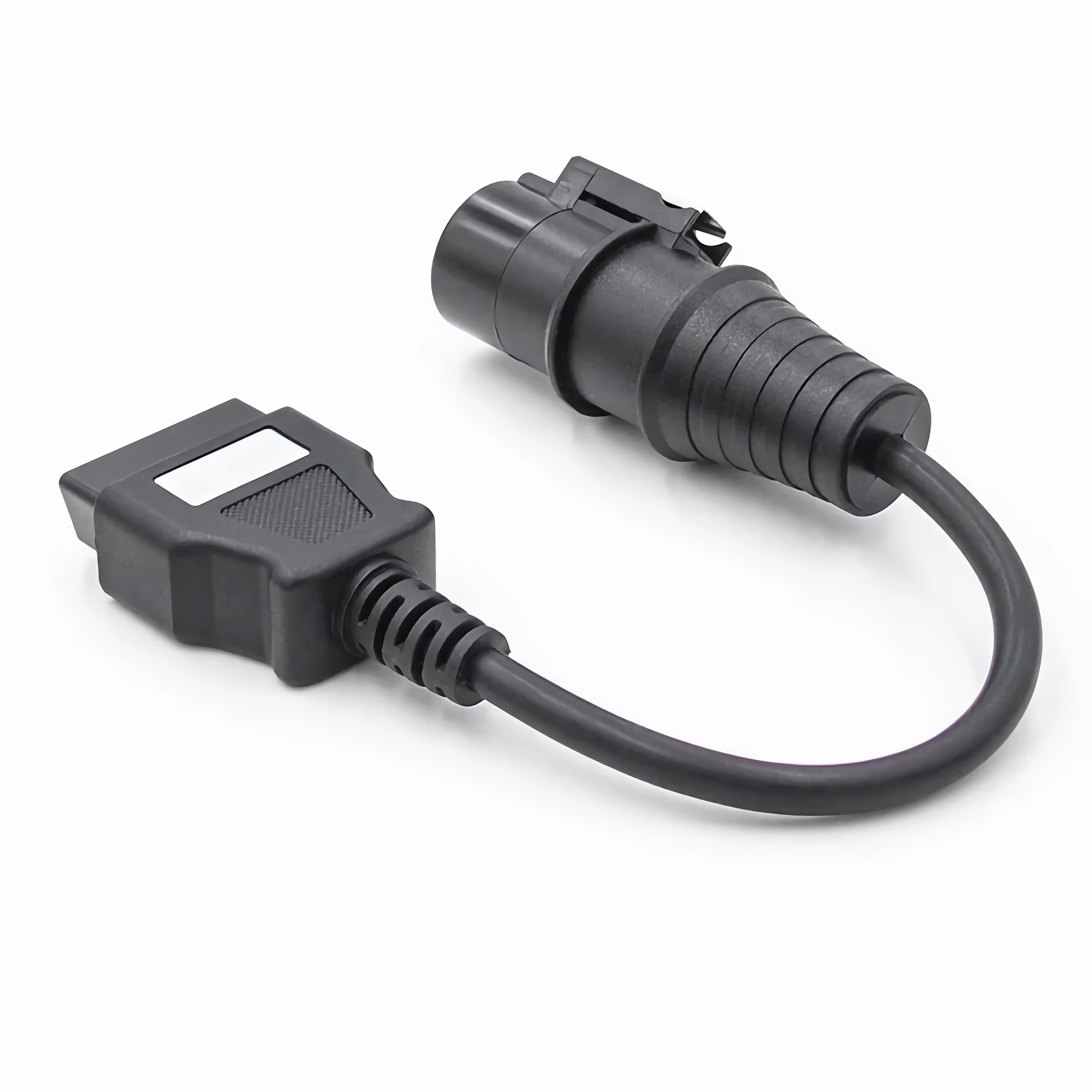 Ein schwarzes Anschlusskabel. Ein Ende hat einen rechteckigen Stecker, das andere einen runden.