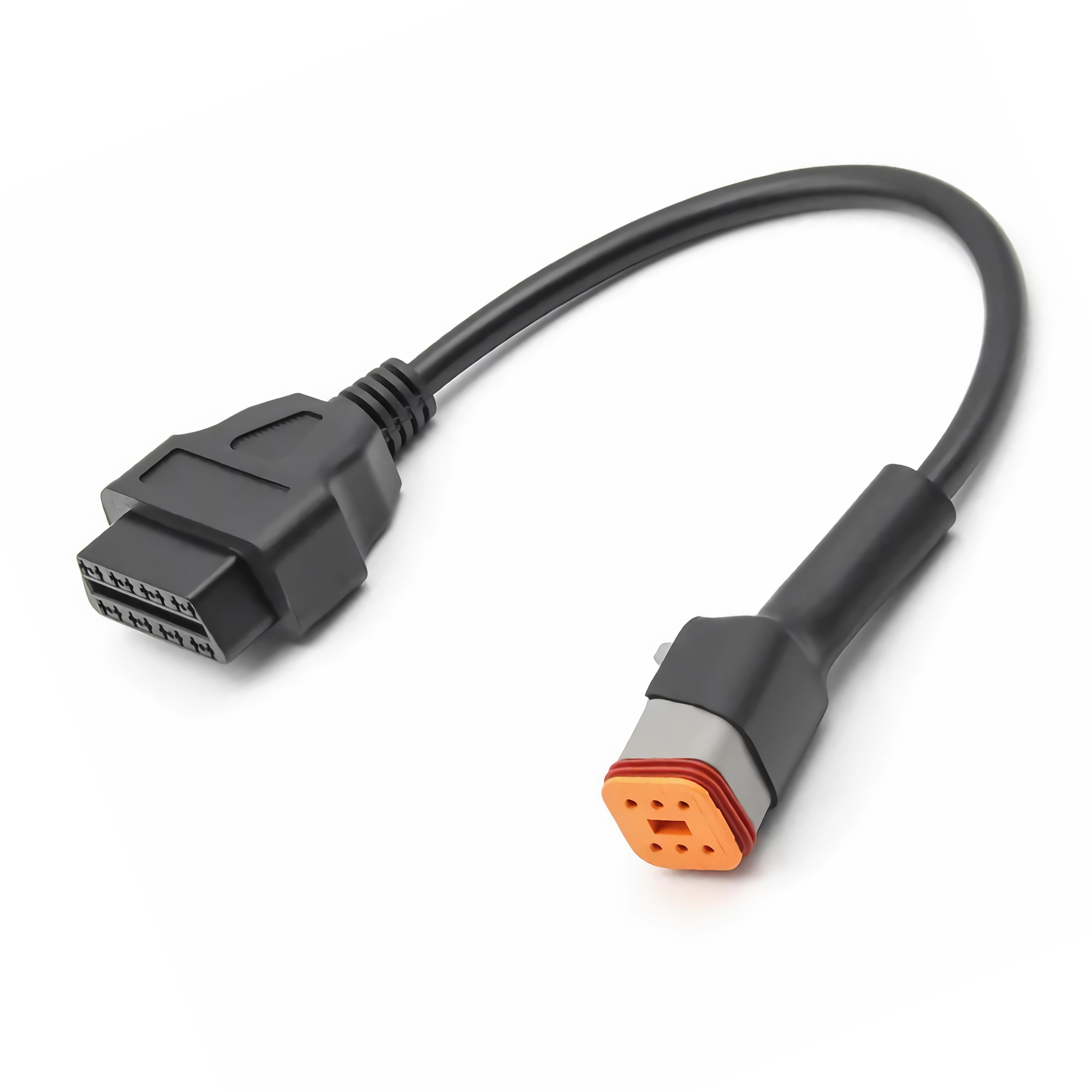 Schwarzes Kabel mit rechteckigem Stecker und einem orangefarbenen und grauen Stecker. Weißer Hintergrund.