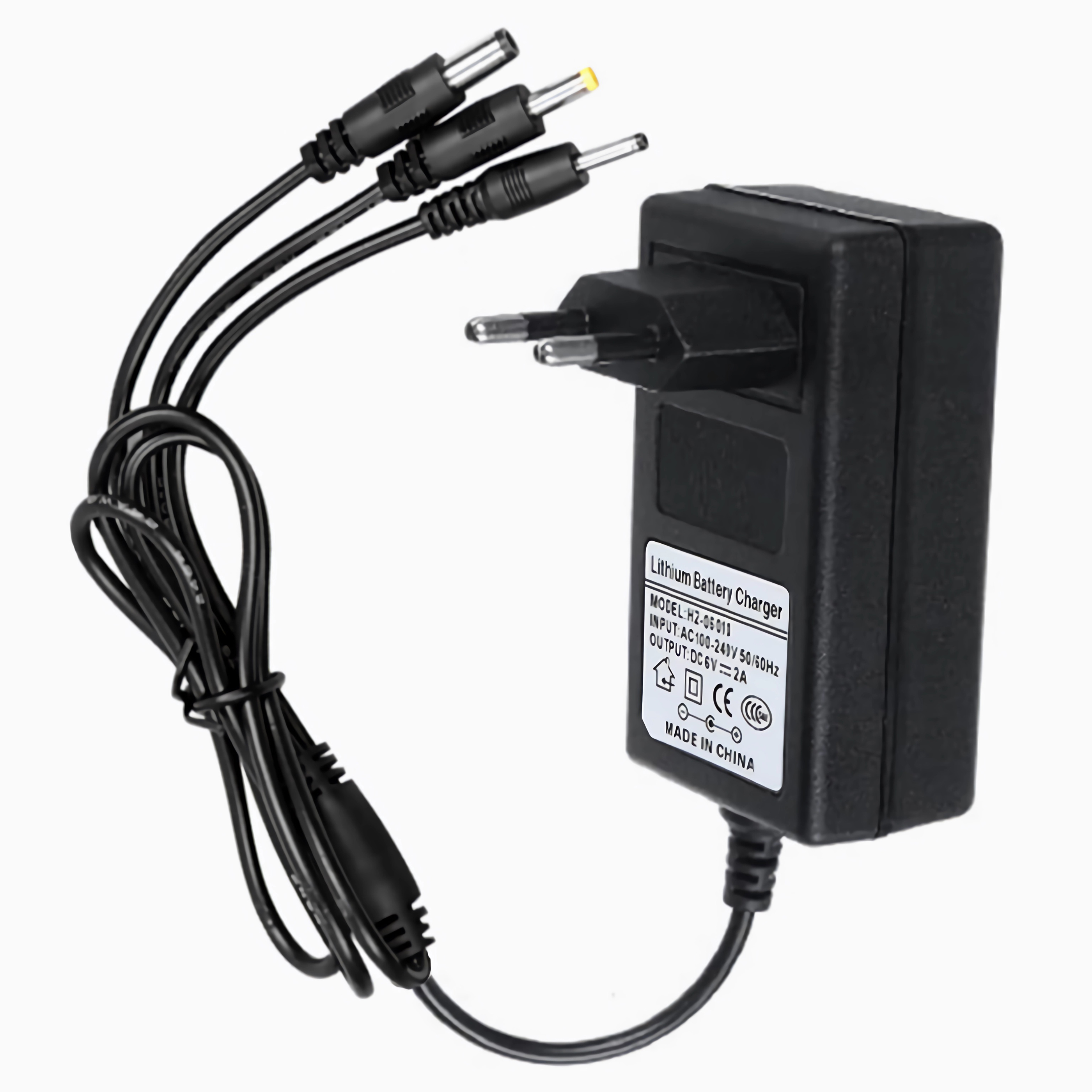 Ein schwarzes Batterieladegerät mit mehreren Ladeköpfen und einem Stecker. Kabel sind angeschlossen.