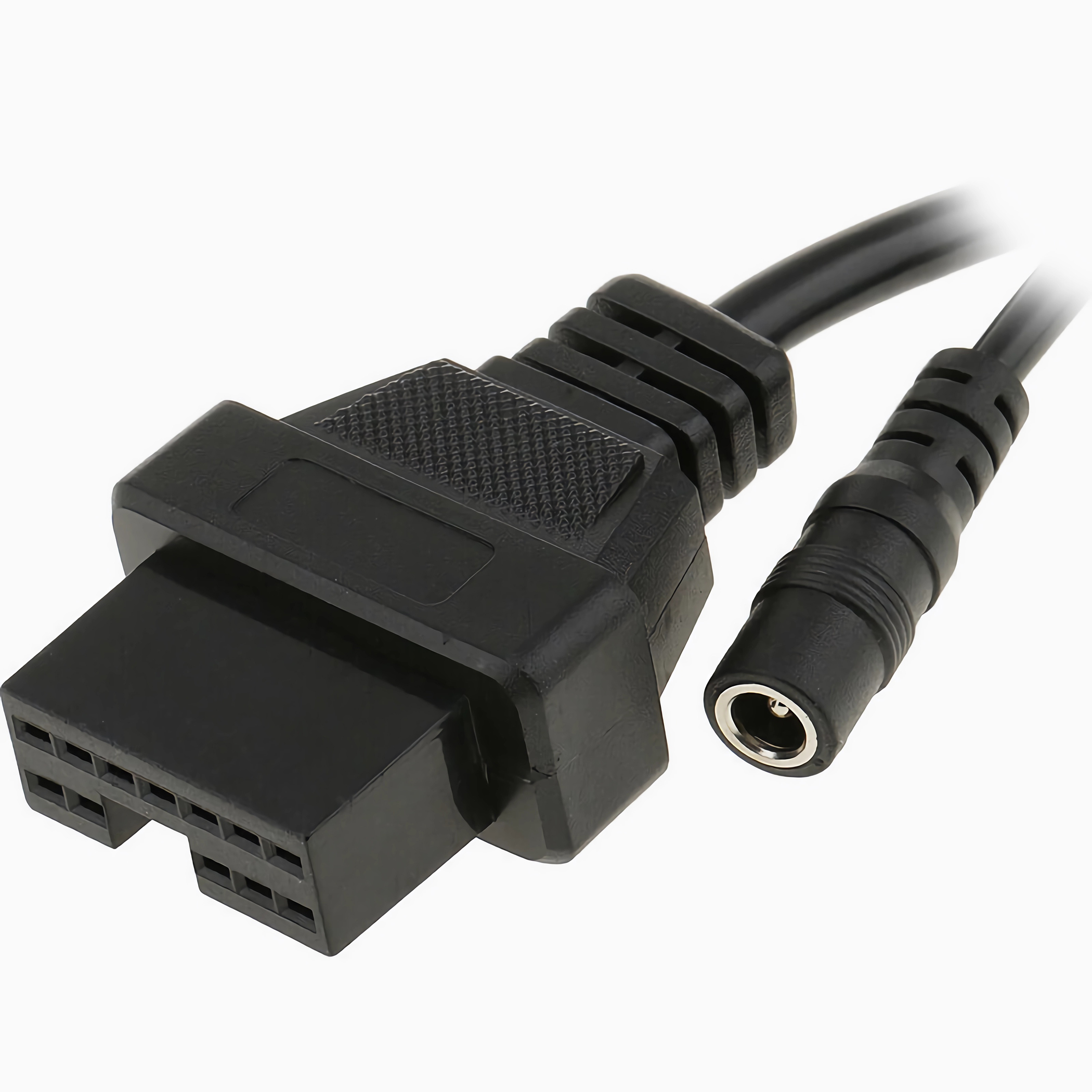 Ein schwarzes OBD2-Kabel, mit einem Stecker an jedem Ende, isoliert auf weißem Hintergrund.