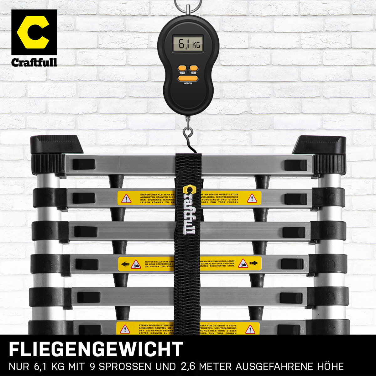 Eine Leiterwaage mit Digitalanzeige zeigt 6,1 kg an. Sie misst eine faltbare Leiter.