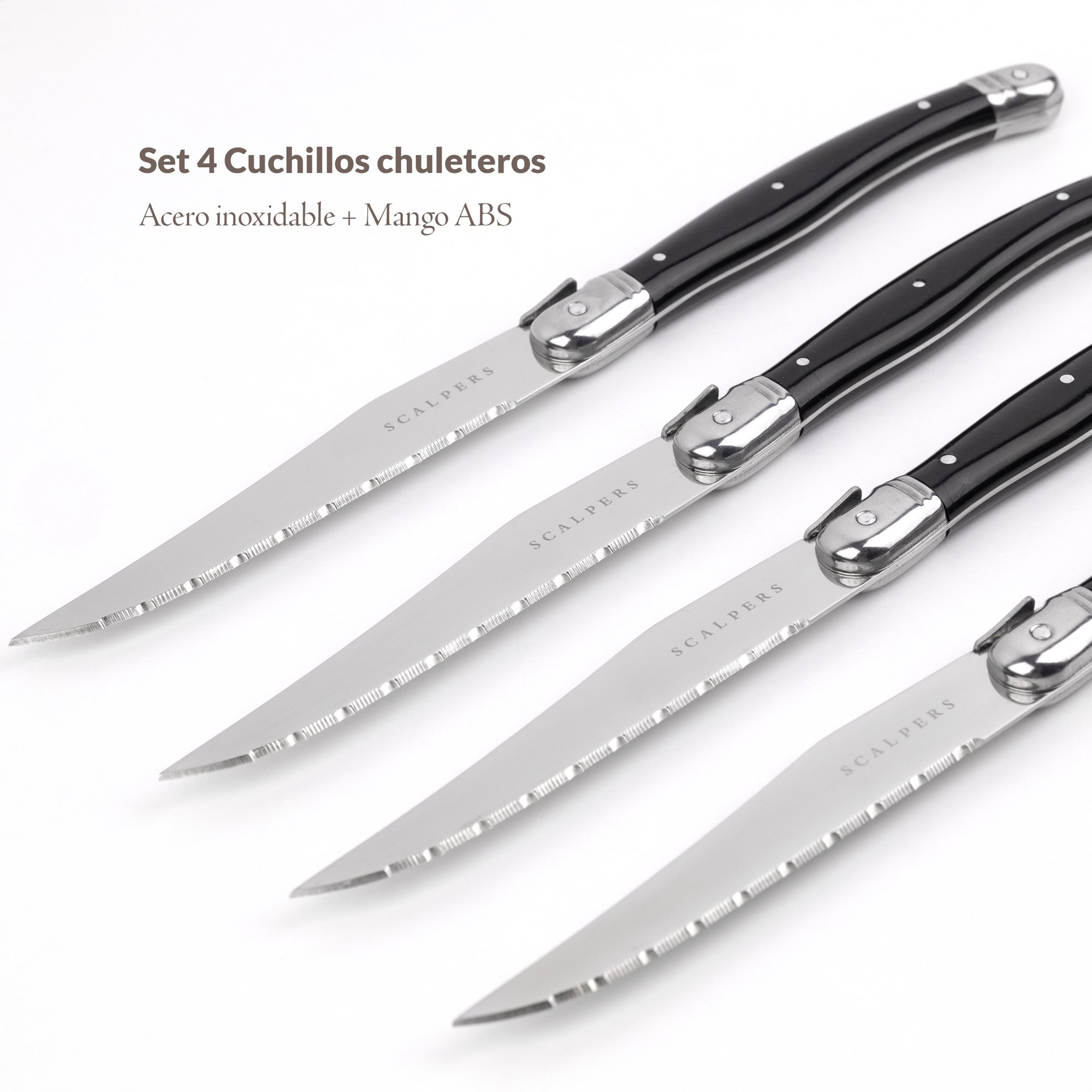 Juego de cuatro cuchillos de carne con mangos negros y hojas plateadas sobre superficie blanca.