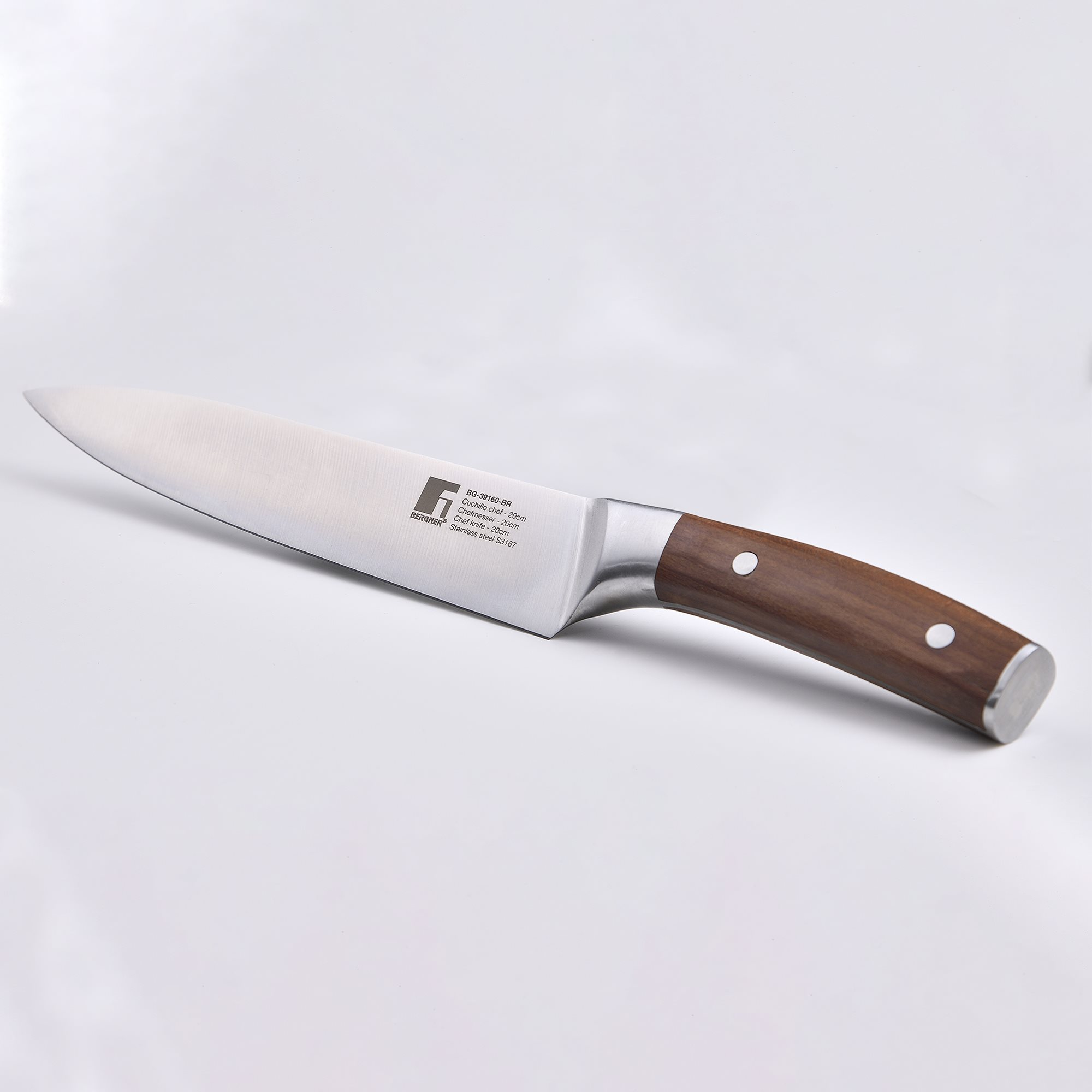Cuchillo de chef con mango de madera y refuerzo plateado. Hoja de acero inoxidable y afilada.