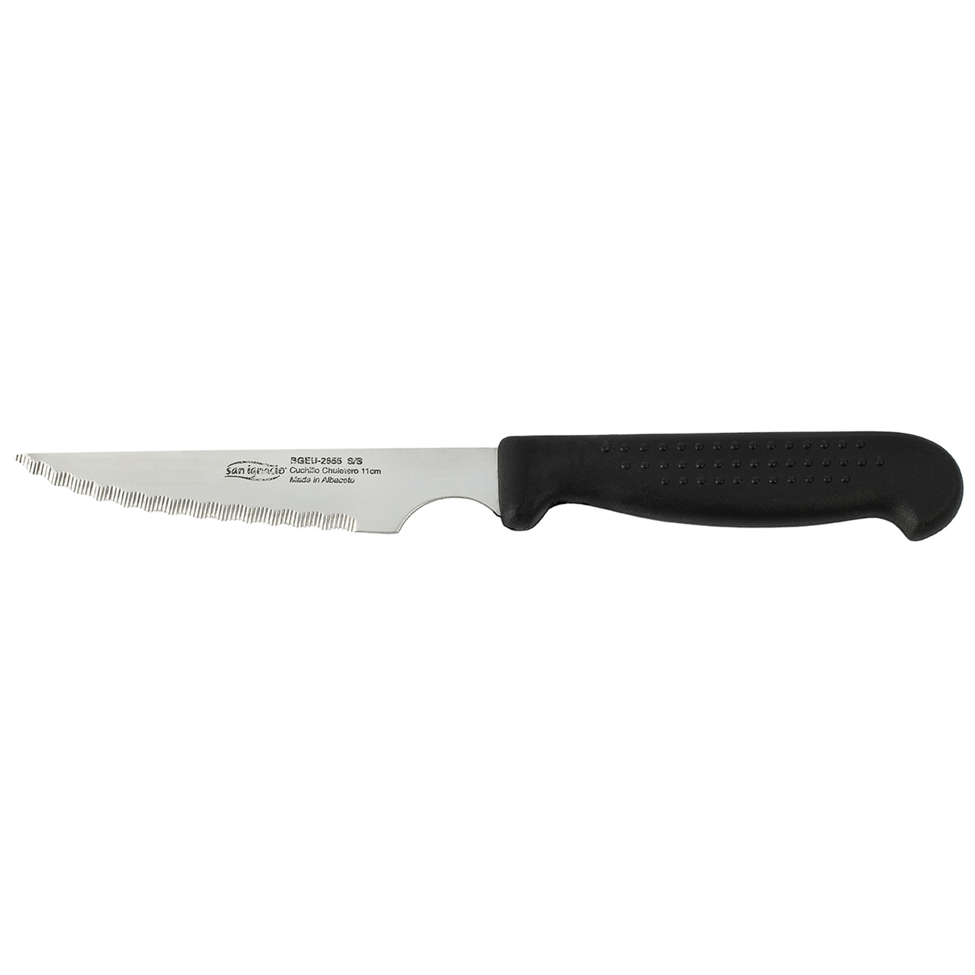 Un cuchillo de cocina con sierra y mango negro. Está sobre fondo blanco.