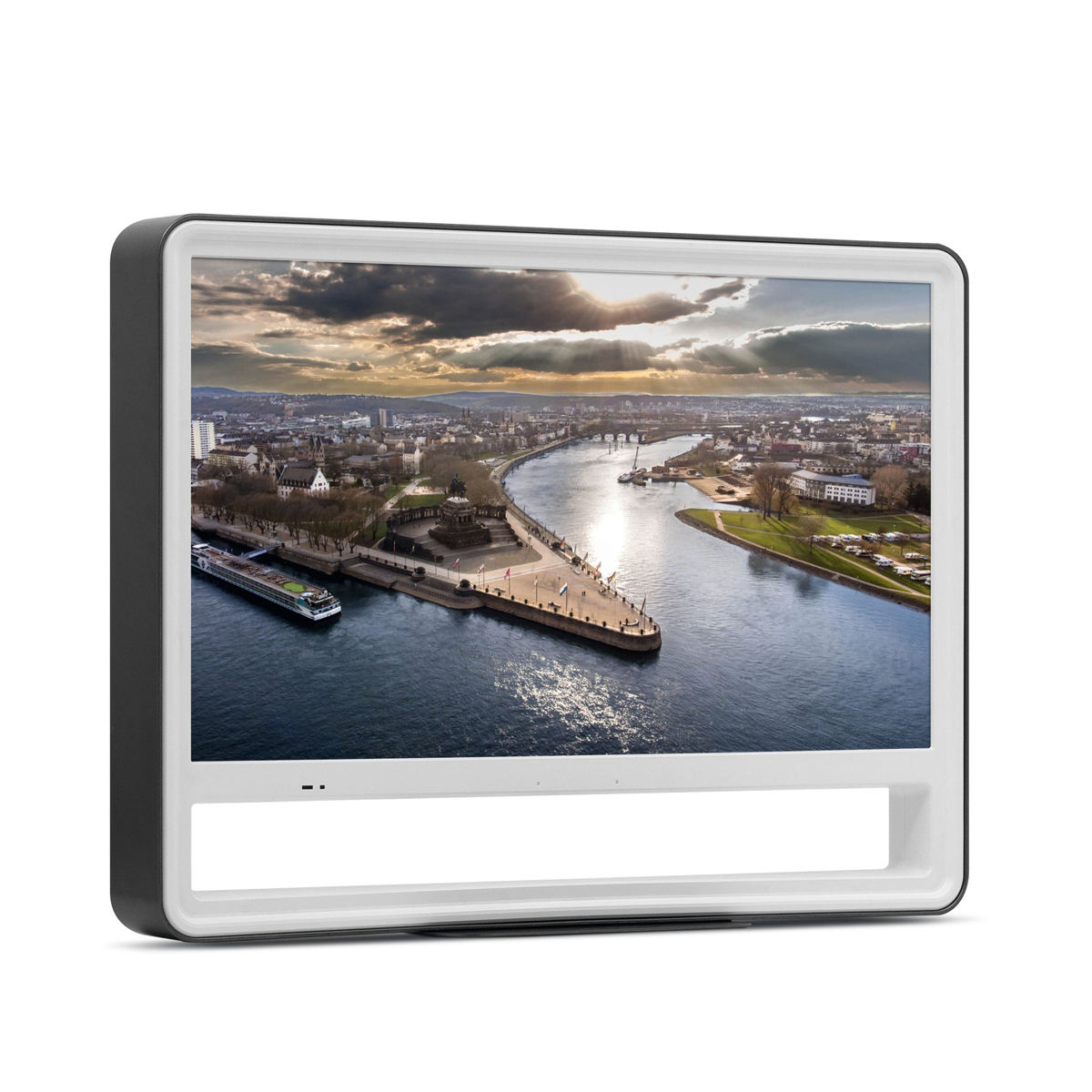 Duży ekran zamontowany na białej ścianie, wyświetlający widok miasta z rzeką.