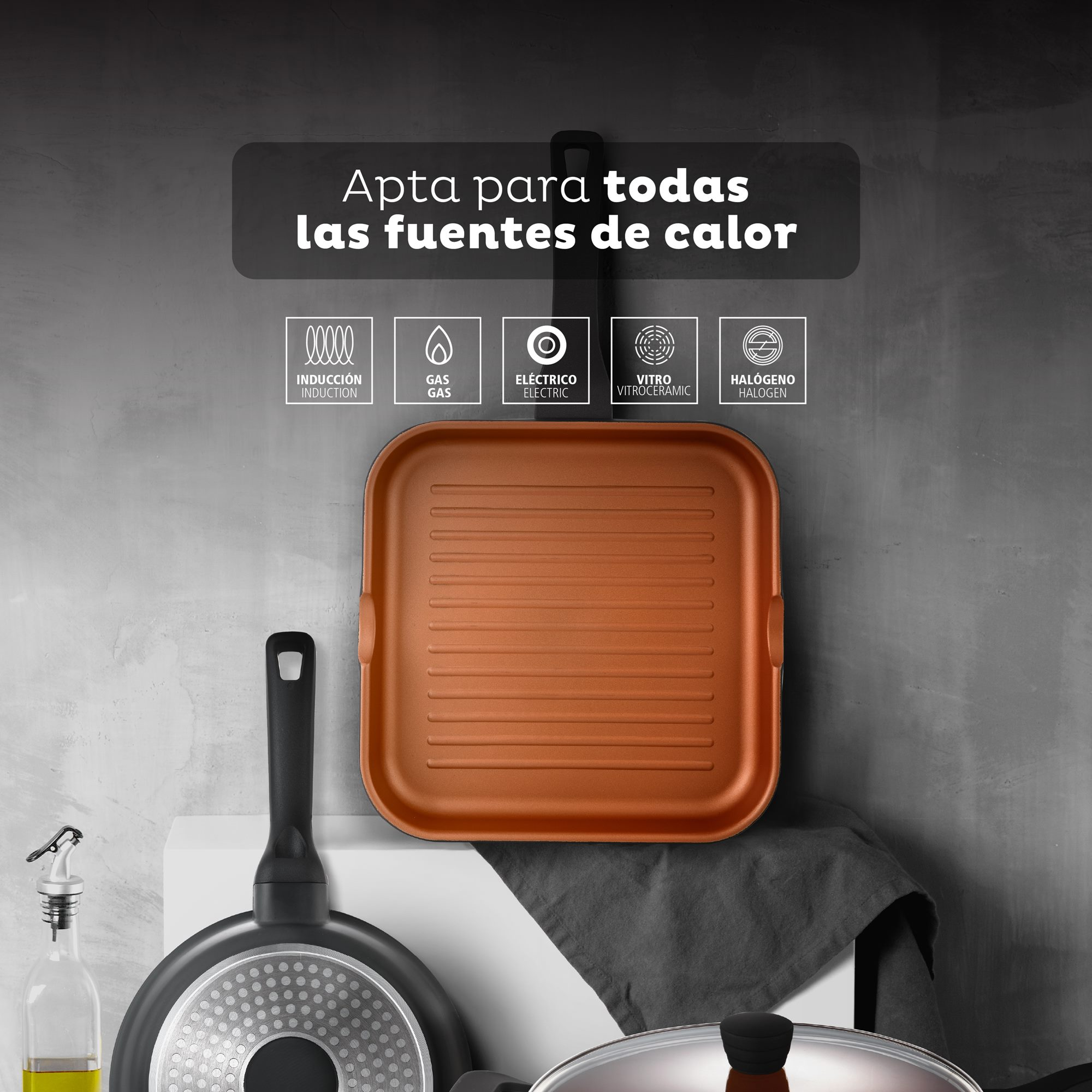 Sartén cuadrada de cobre con mango negro. Logos indican aptitud para diversas fuentes de calor.