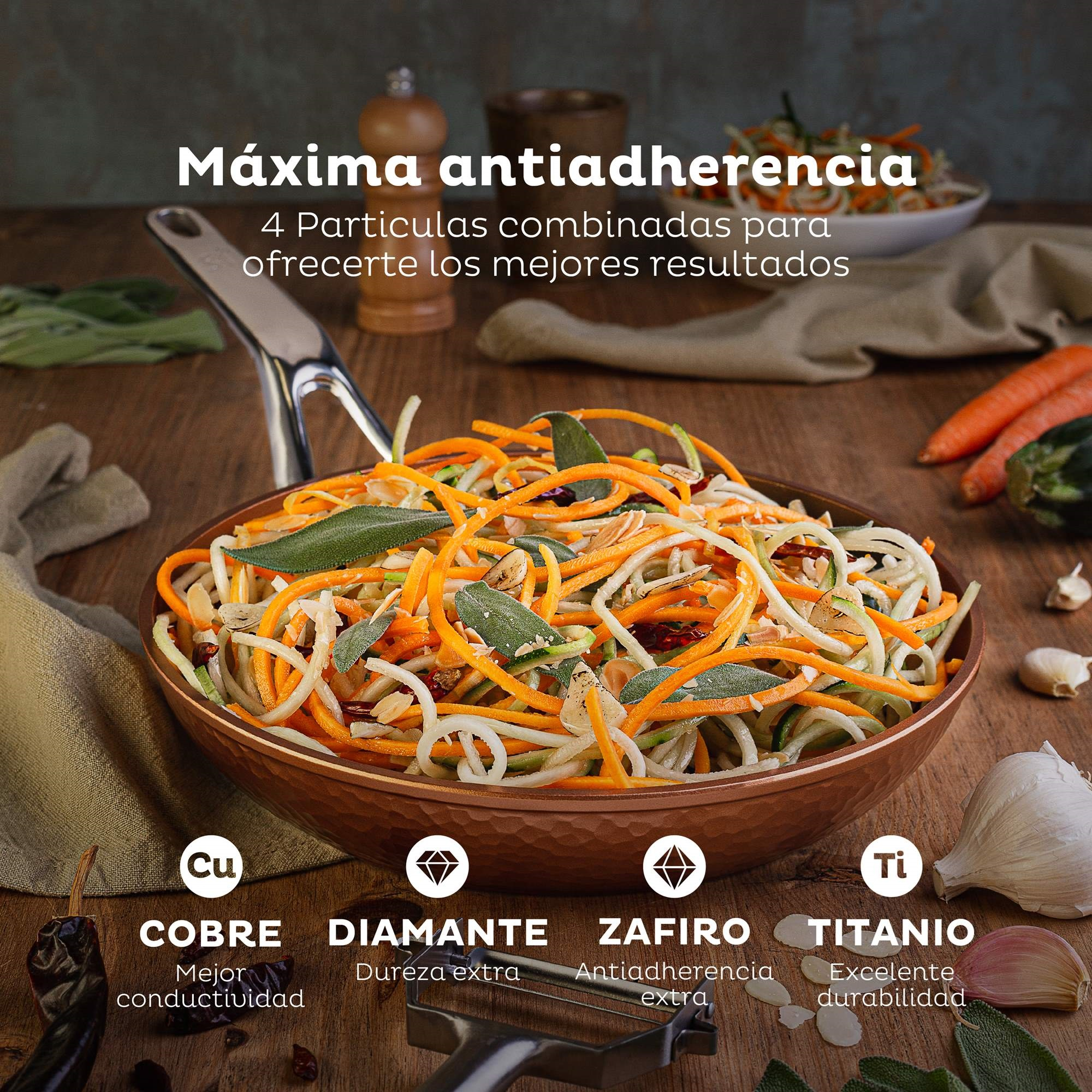 Una sartén de cobre con comida. Promociona propiedades antiadherentes con cobre, diamante, zafiro y titanio.