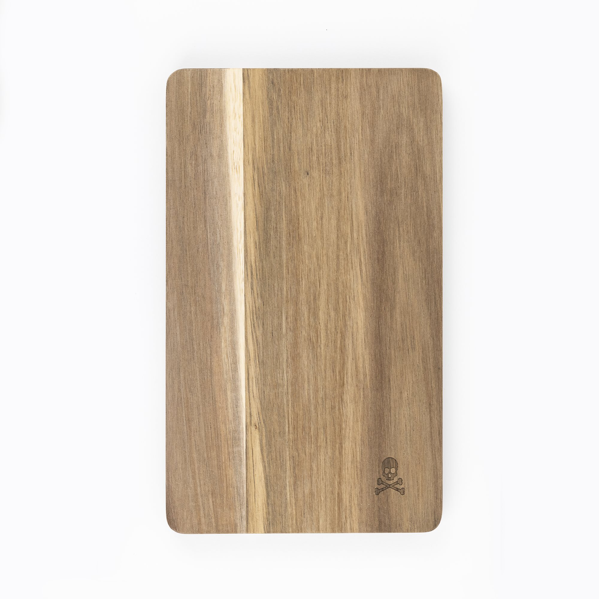 Una tabla de cortar de madera rectangular con esquinas redondeadas y emblema de calavera.