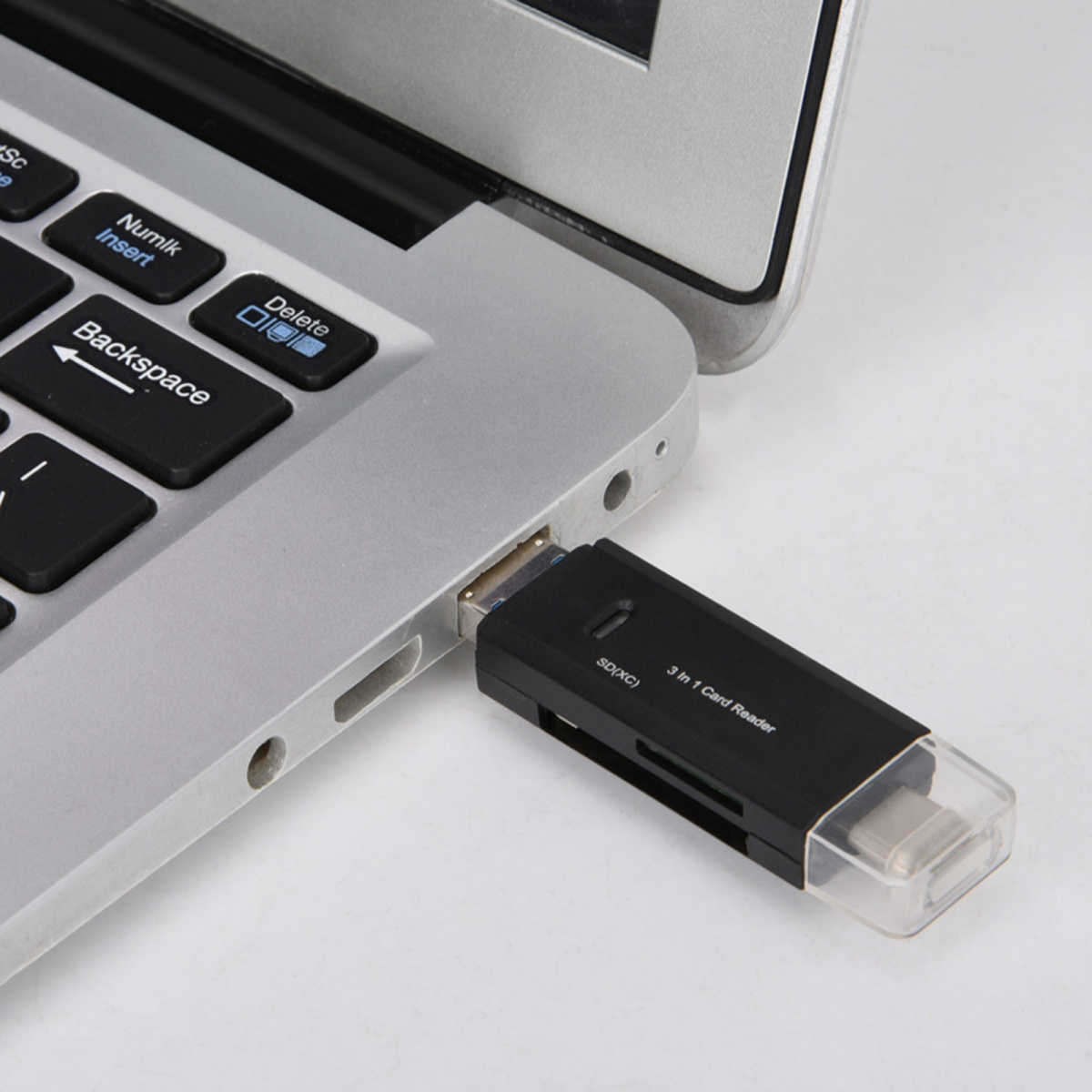Ein schwarzer 3-in-1-Kartenleser, der in einen Laptop eingesetzt ist, mit SD- und anderen Kartensteckplätzen.