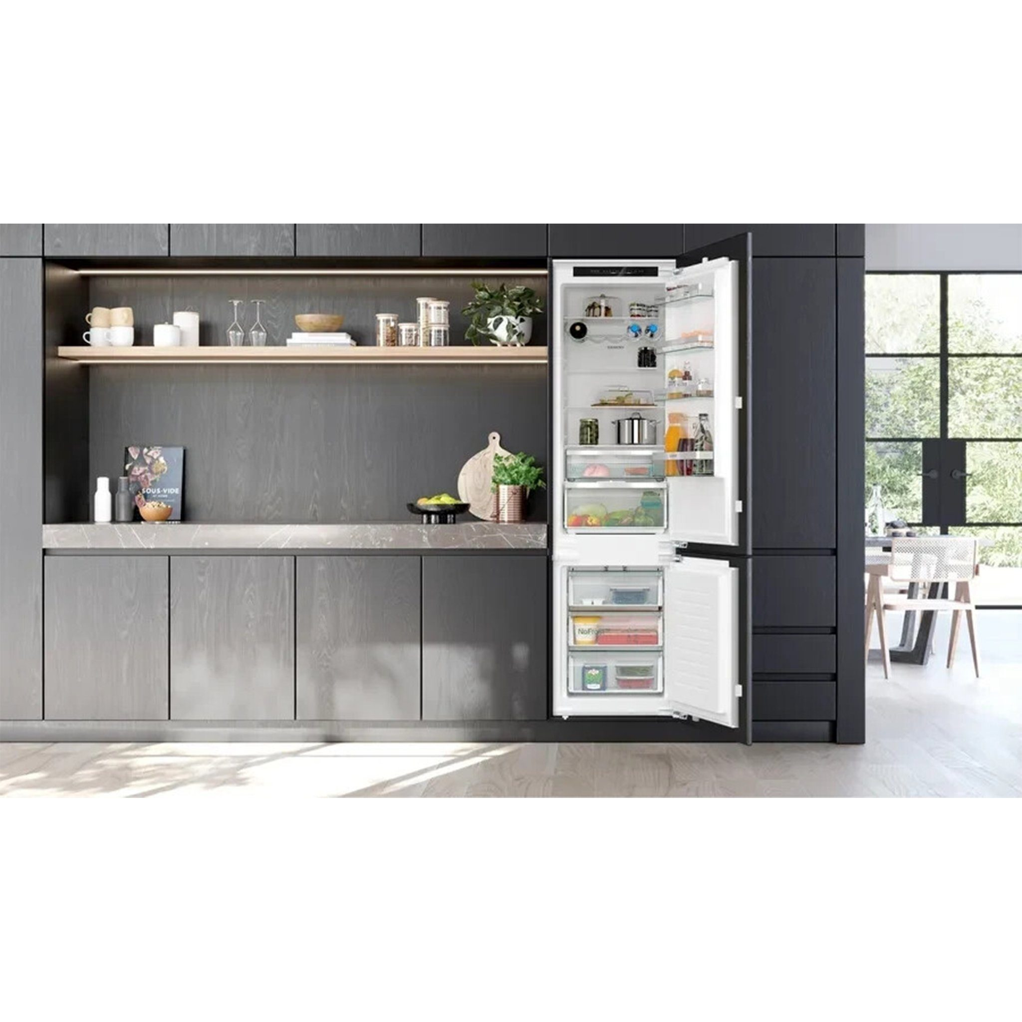 Eine moderne Küche mit einem teilweise geöffneten Kühlschrank. Regale, Schränke und ein Fenster sind ebenfalls im Bild.
