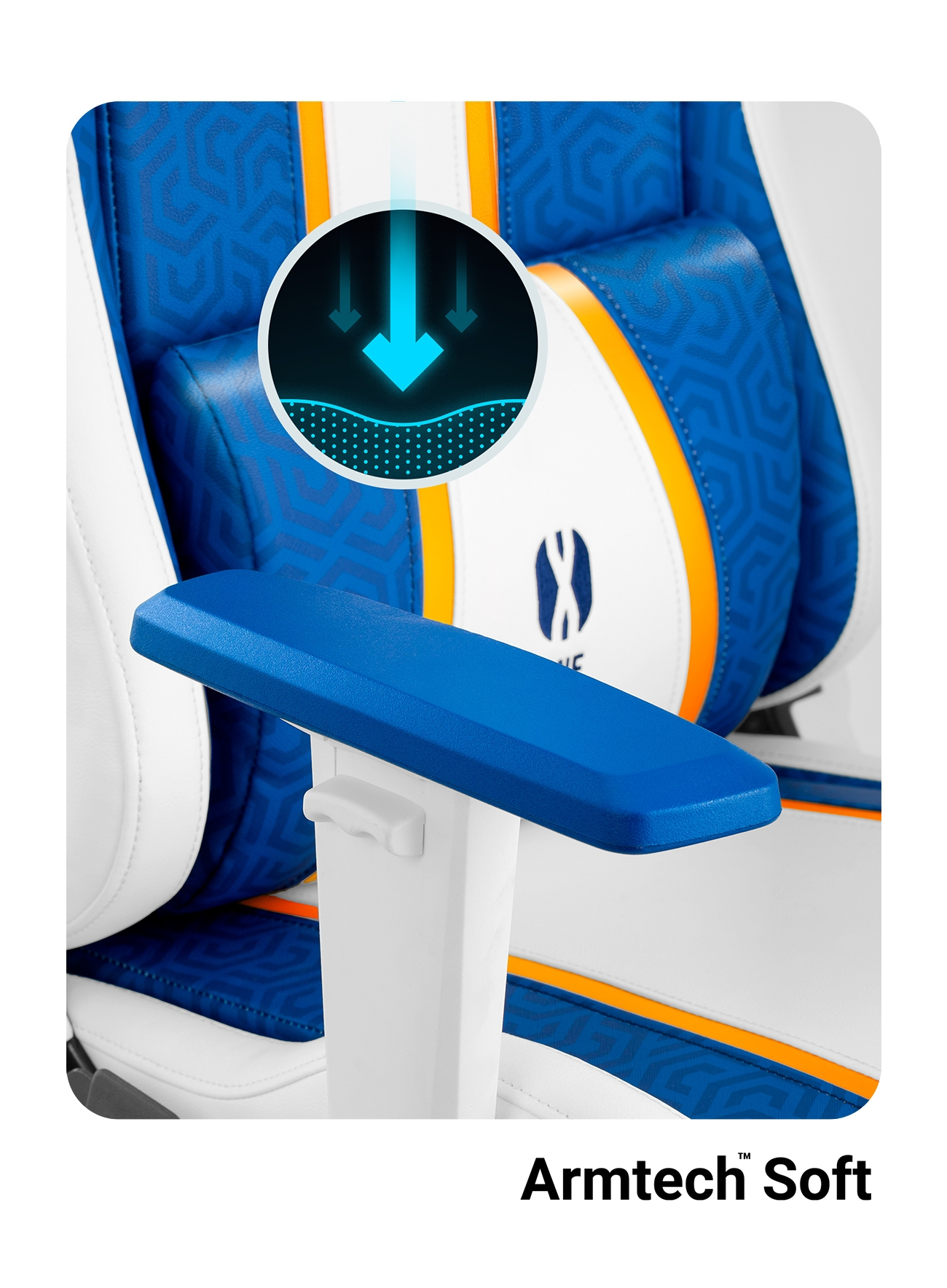 Niebiesko-biały fotel gamingowy ze szczegółowym oparciem i podłokietnikami, z napisem 'Armtech Soft'.