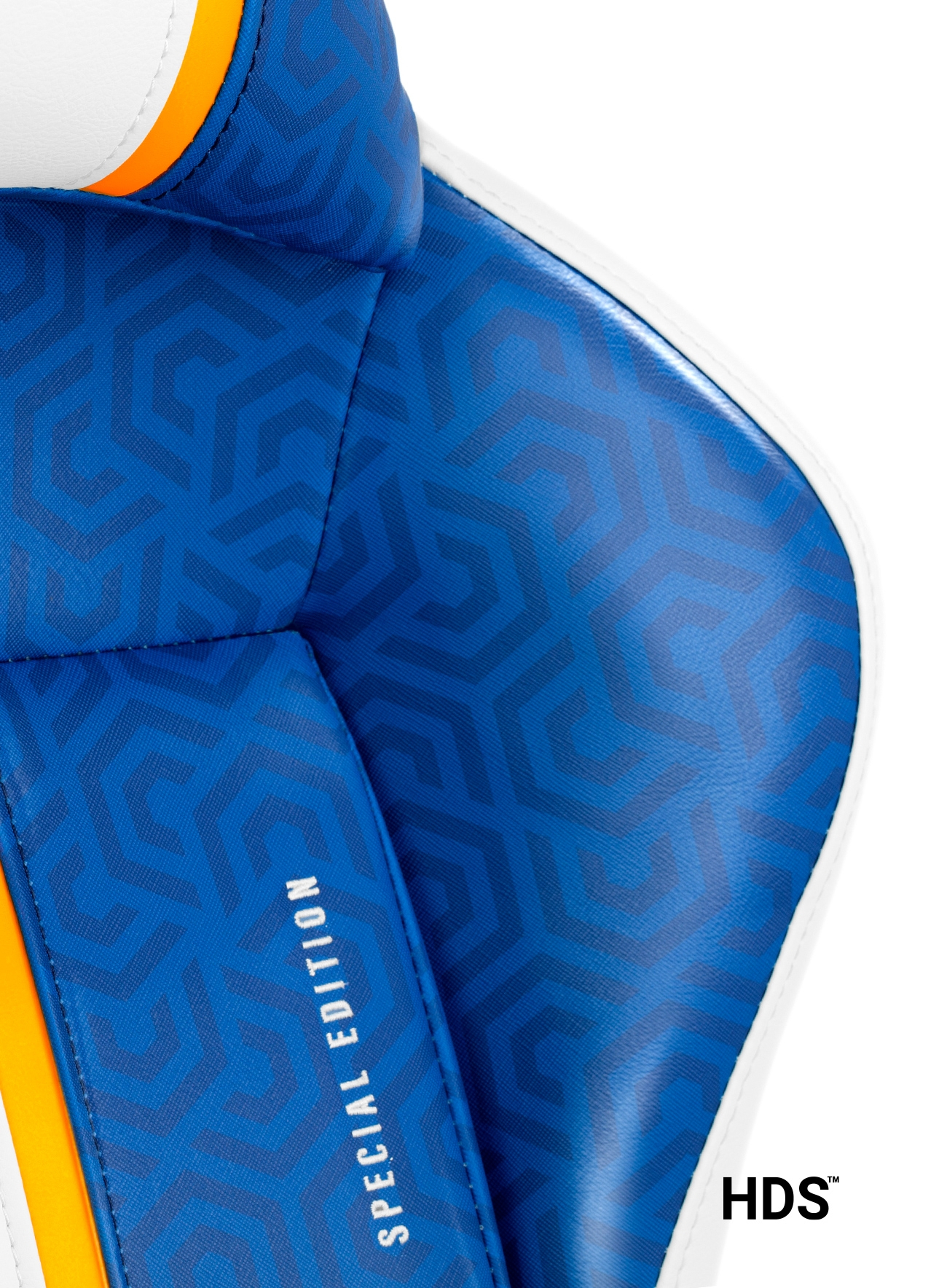 Zbliżenie niebiesko-białego fotela do gier z pomarańczowymi akcentami. Widoczne logo edycji specjalnej.