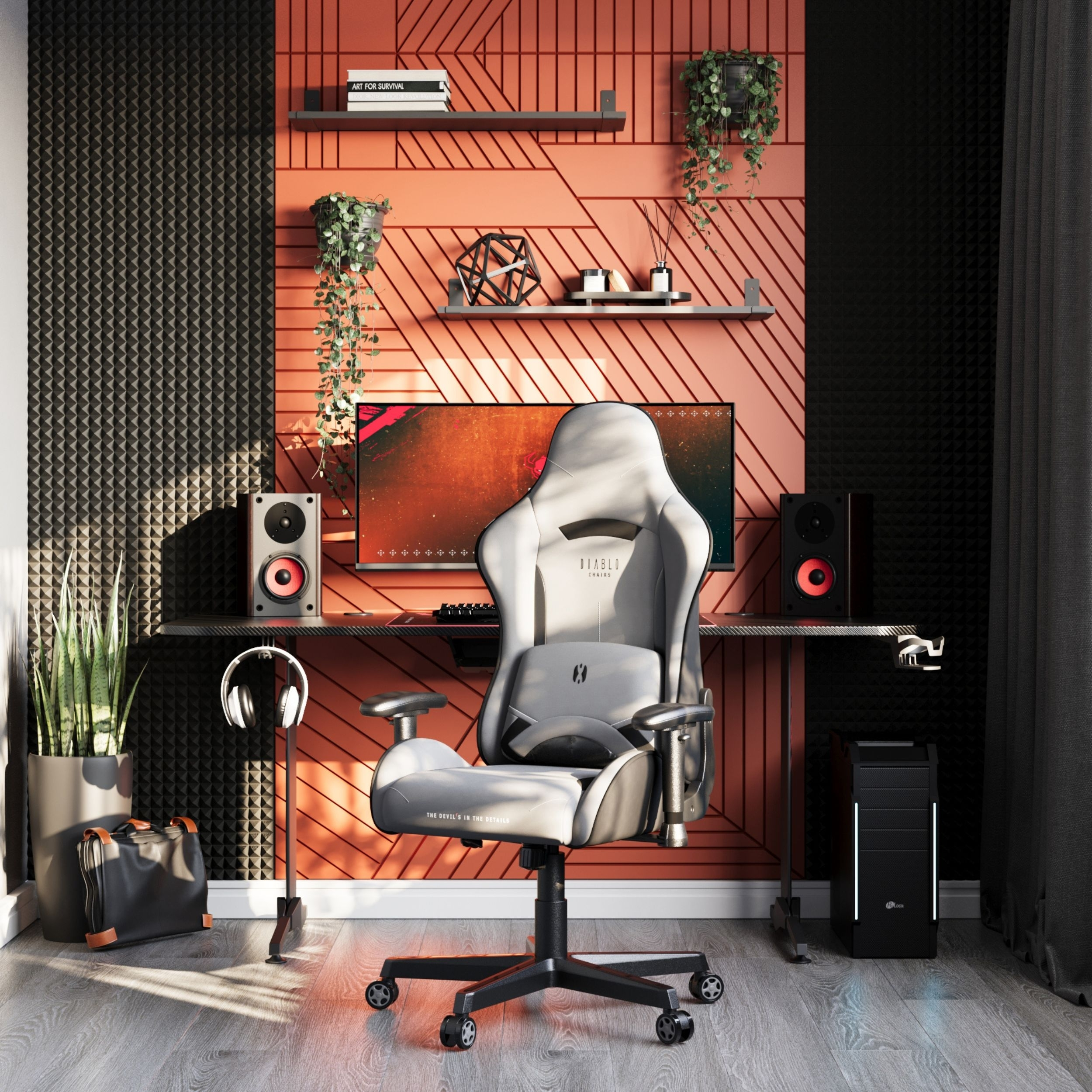 Konfiguracja do gier z szarym krzesłem, głośnikami i komputerem. Zielone rośliny i słuchawki dopełniają scenę.