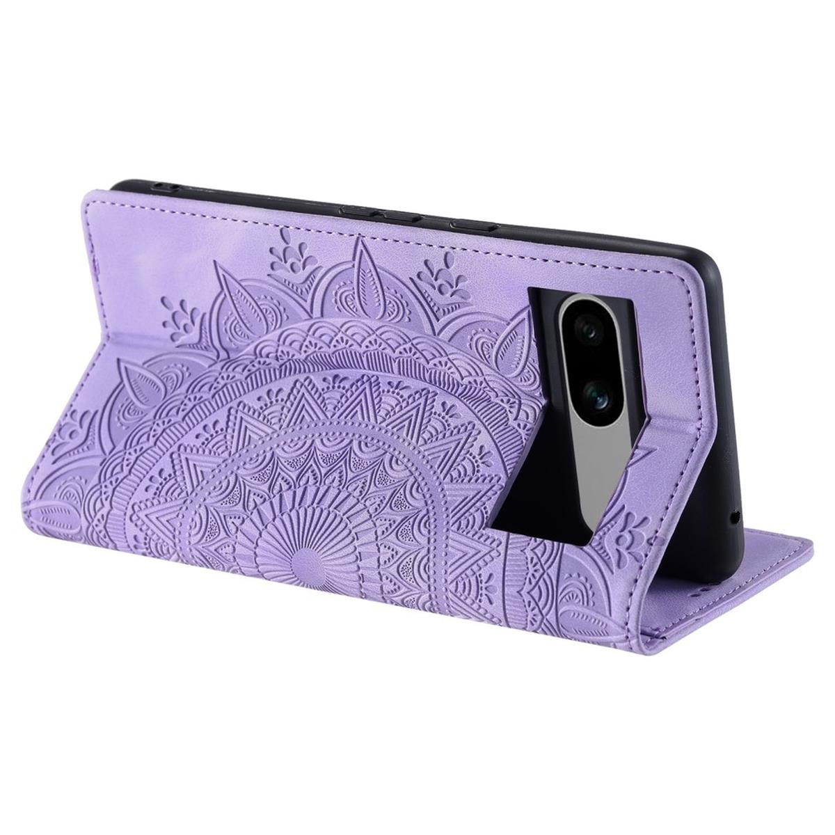 Geöffnete lila Handyhülle mit Mandala-Design. Telefon ist sichtbar.