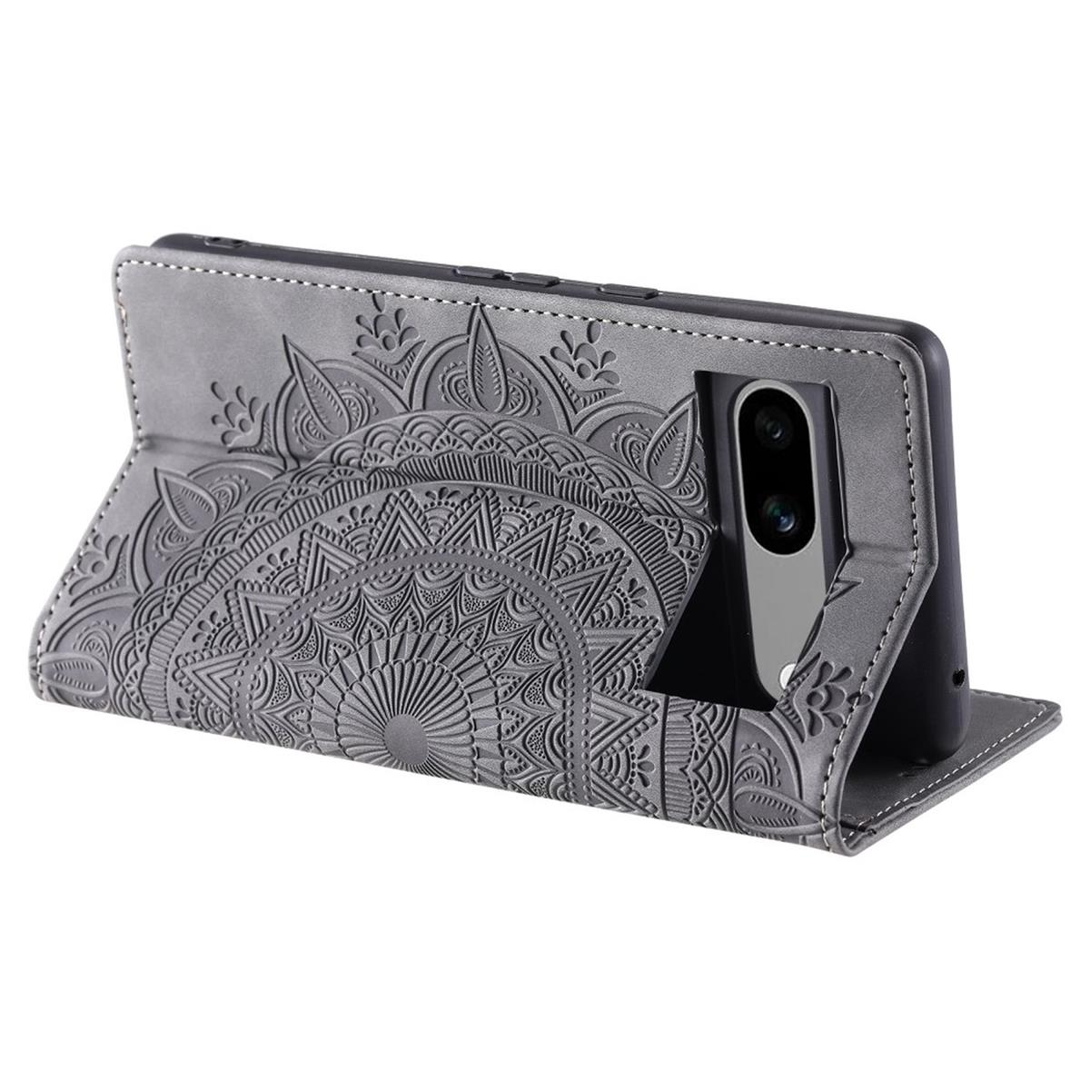 Graue Handyhülle mit Mandala-Muster, offen. Telefonkamera sichtbar.