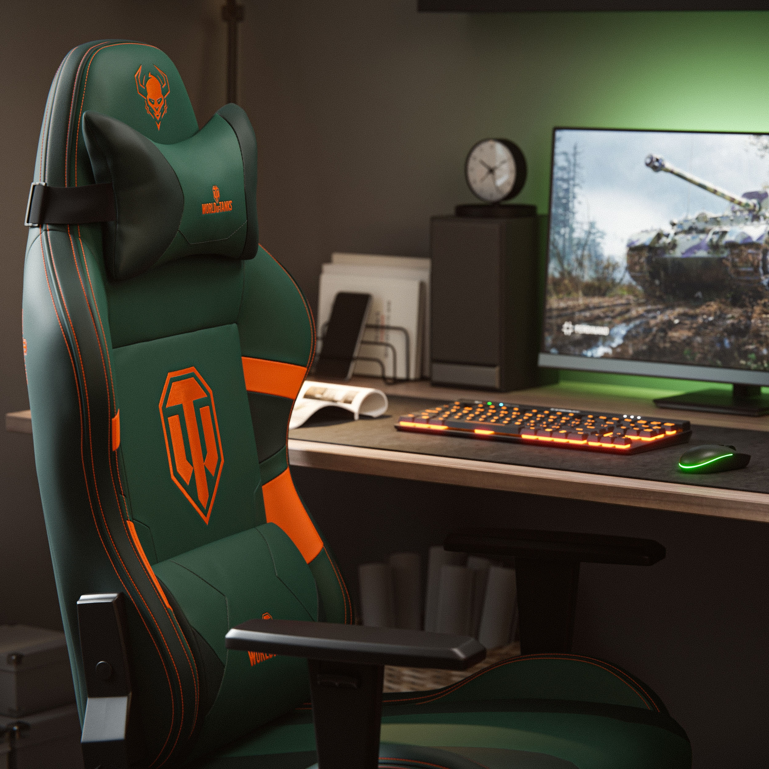 Gaming-Stuhl in einem Raum. Grün-oranges Farbschema. Monitor im Hintergrund zeigt einen Panzer.