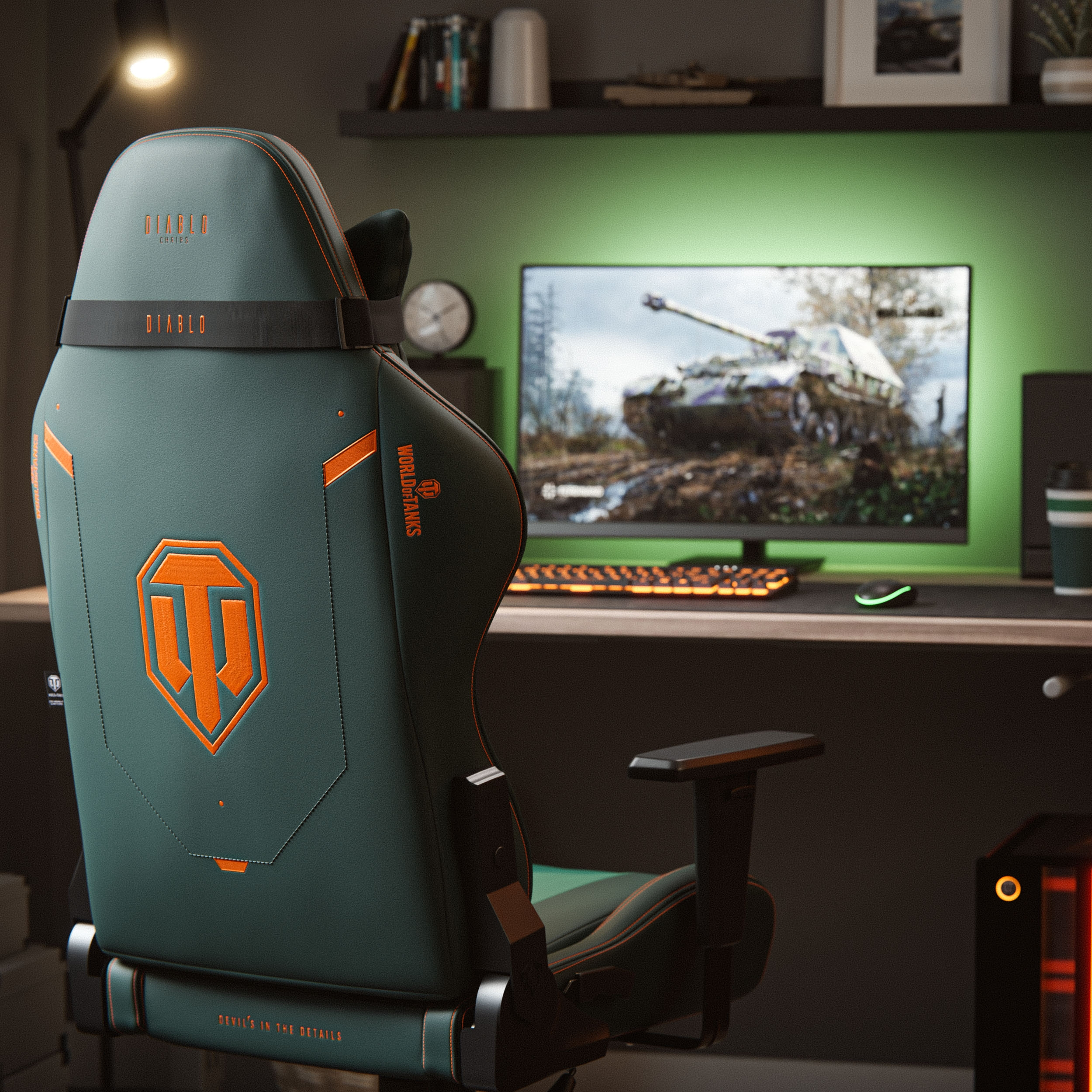 Gaming-Stuhl mit World of Tanks Logo, Monitor, Schreibtisch und Zubehör.