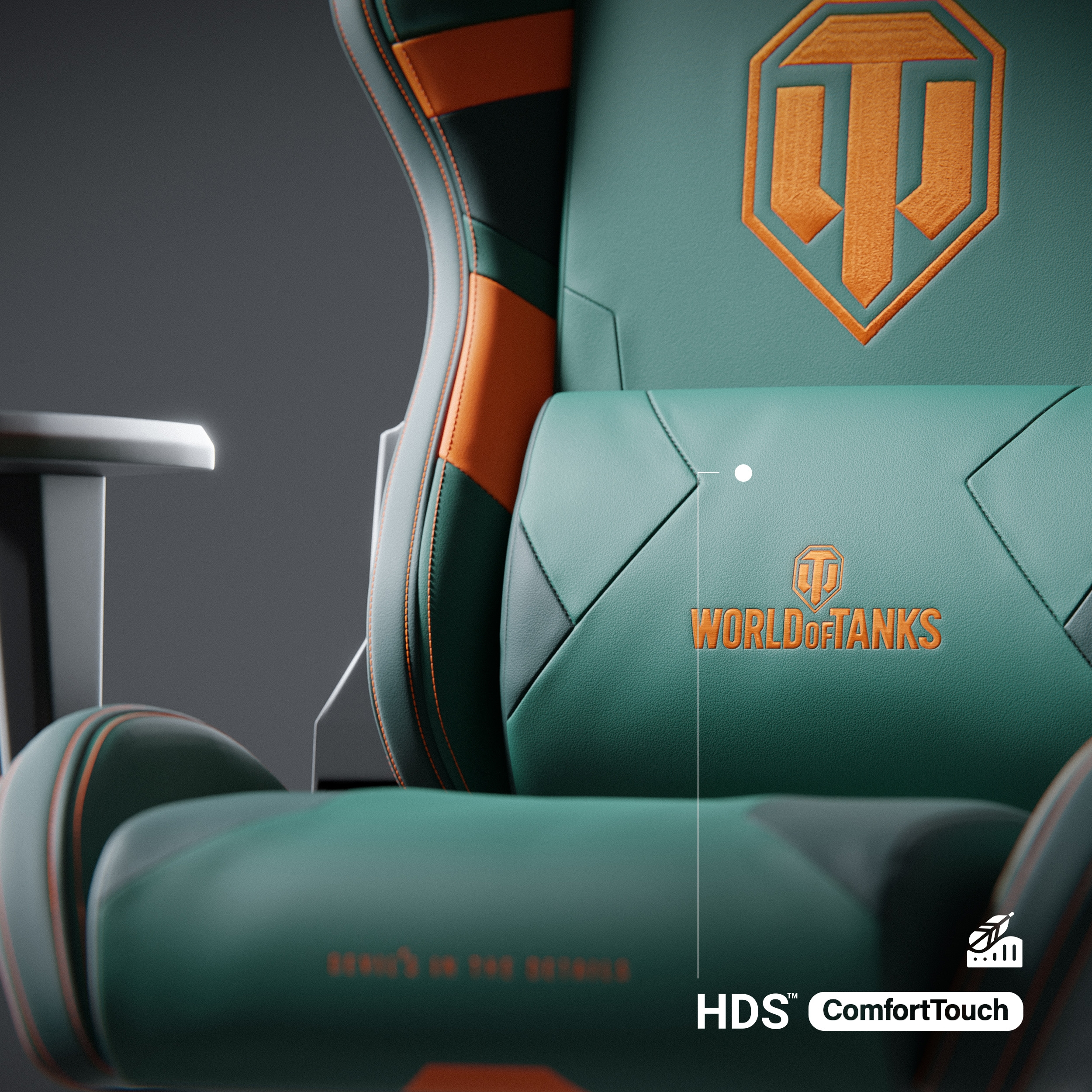 Grüner und orangefarbener Gaming-Stuhl mit dem World of Tanks-Logo. Grauer Hintergrund.