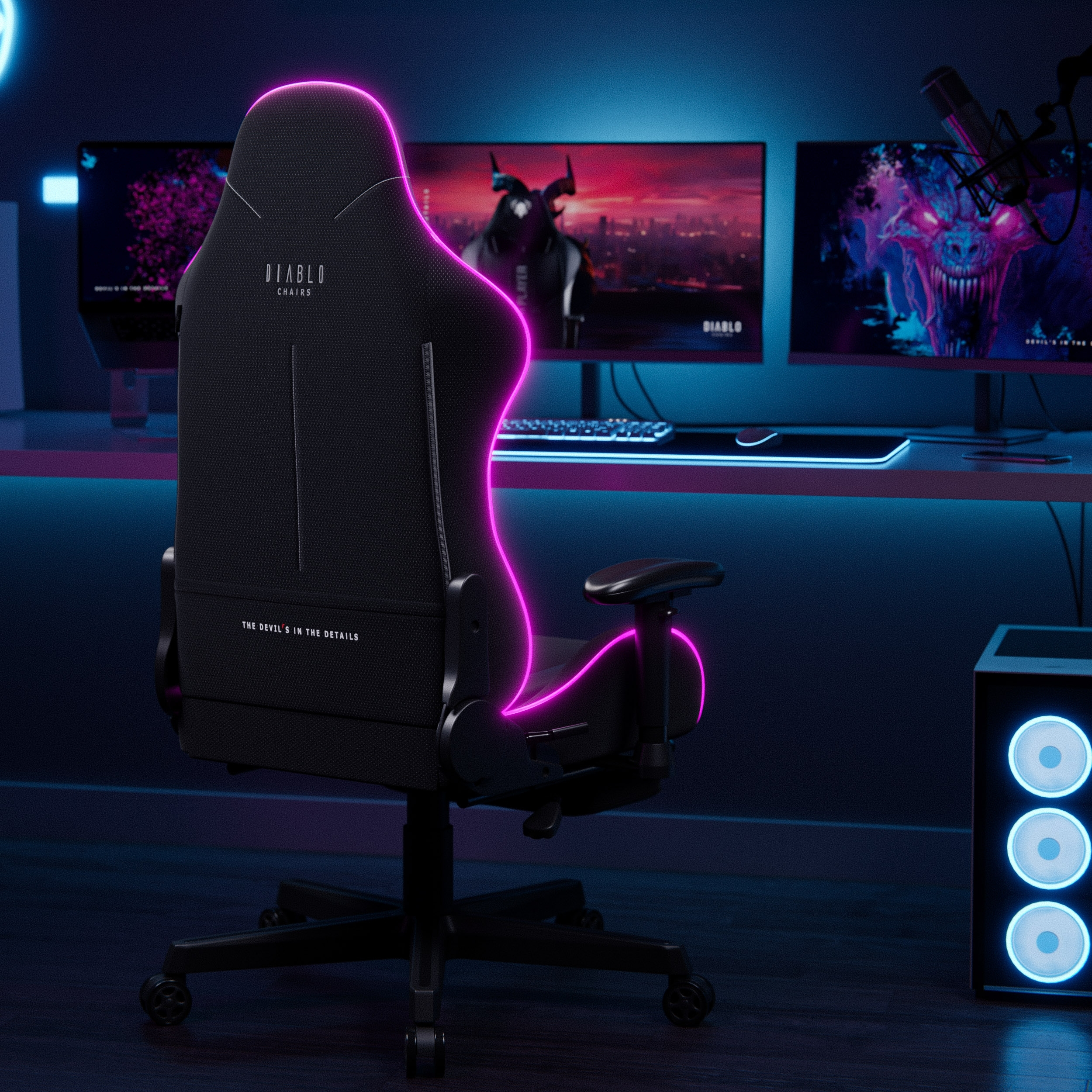 Schwarzer Gaming-Stuhl mit pinkfarbener Neonumrandung, zwei Monitore mit Spielszenen und ein PC.
