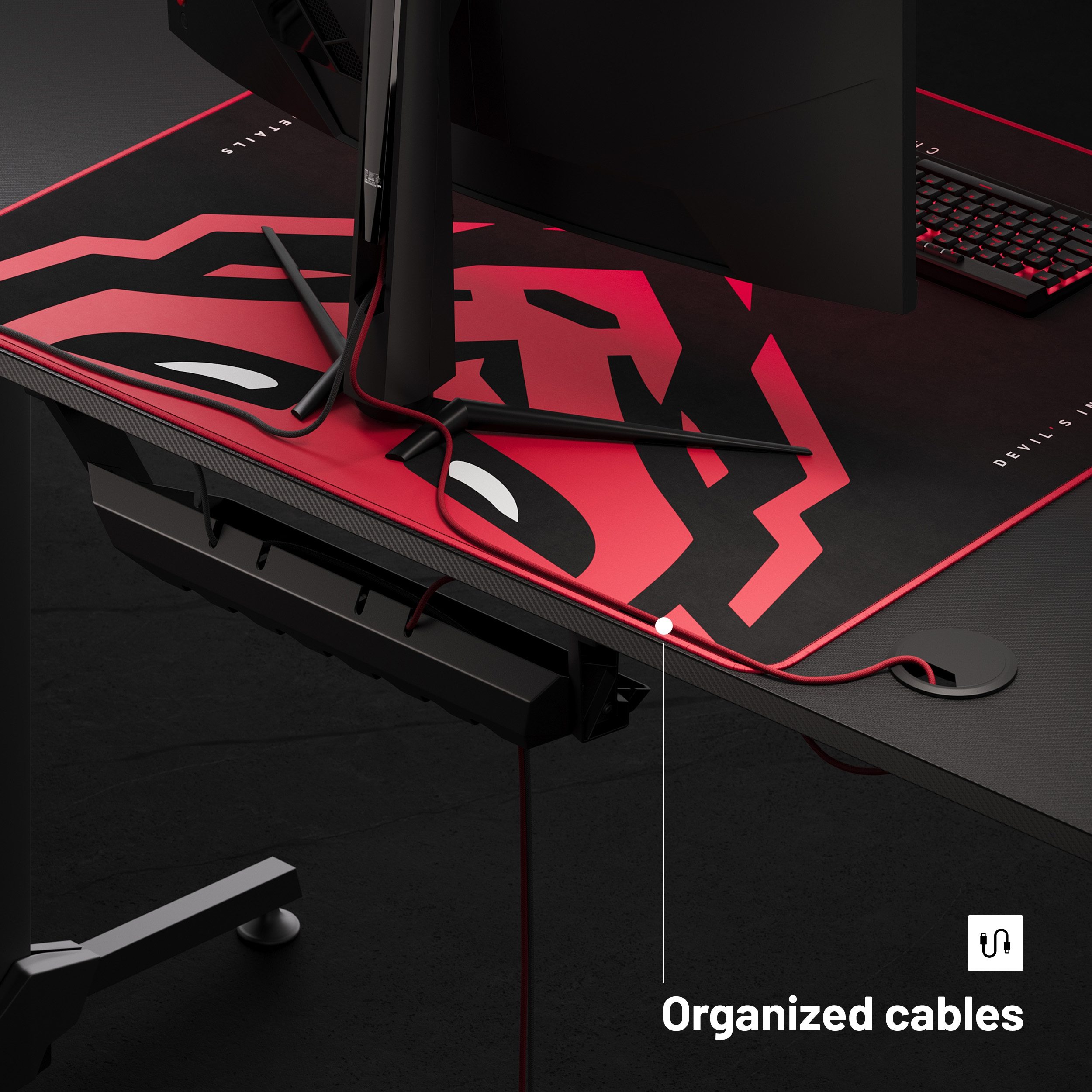 Gaming-Schreibtisch mit organisierten Kabeln. Monitor, Tastatur und Maus sichtbar.