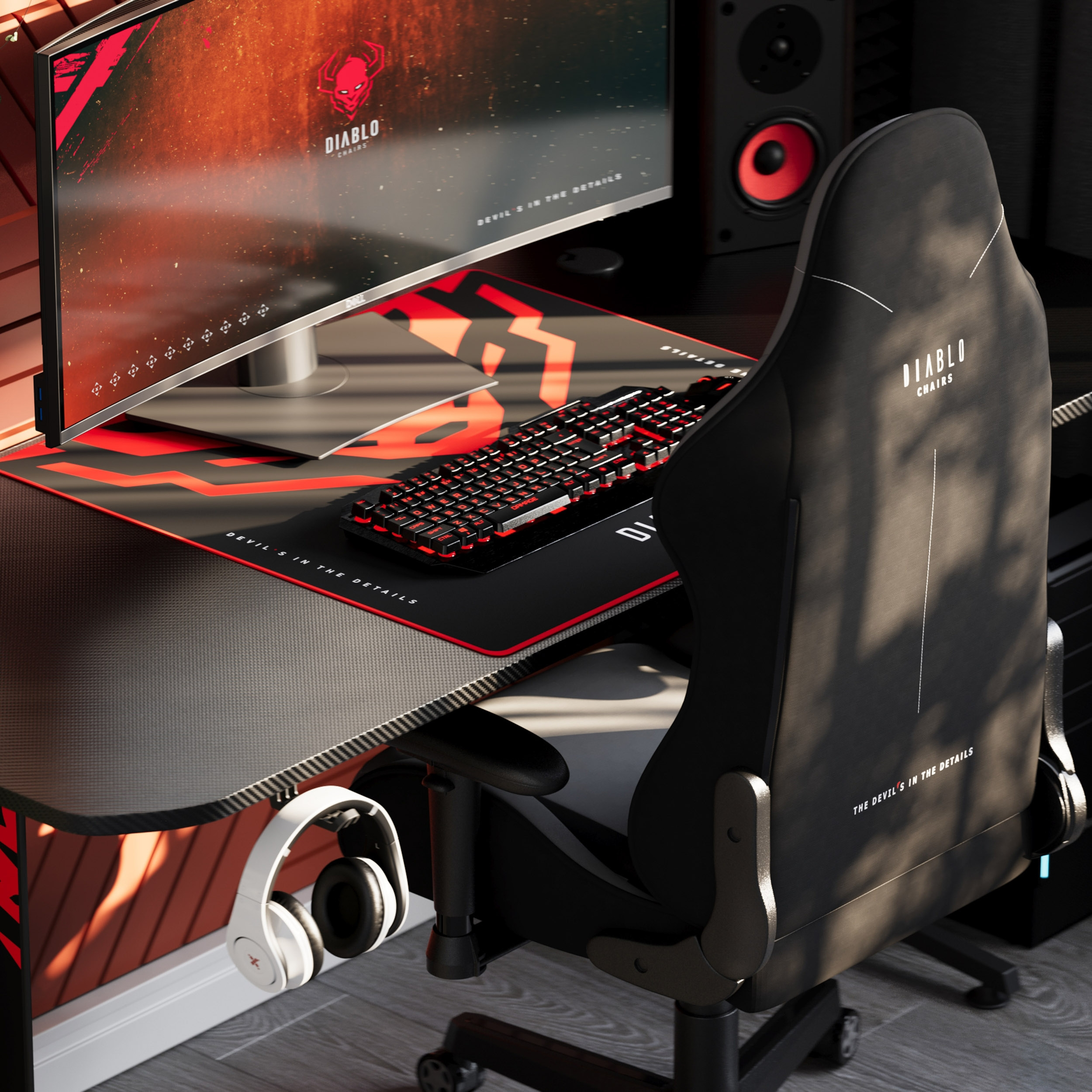 Ein Gaming-Setup mit schwarzem Stuhl, Monitor, Tastatur und roten Akzenten. Kopfhörer hängen auf dem Schreibtisch.