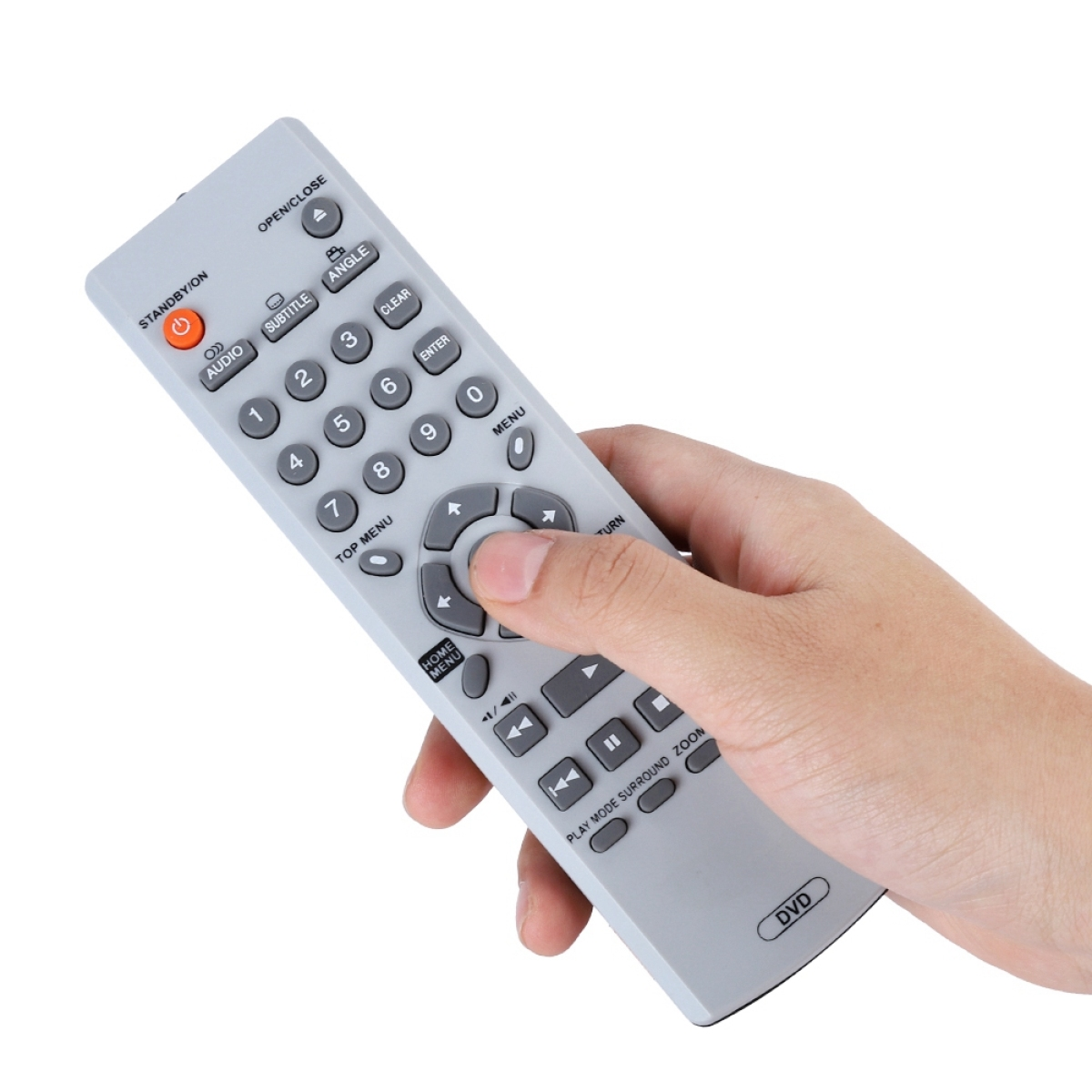 Hand hält graue DVD-Fernbedienung mit Knöpfen, weißer Hintergrund.