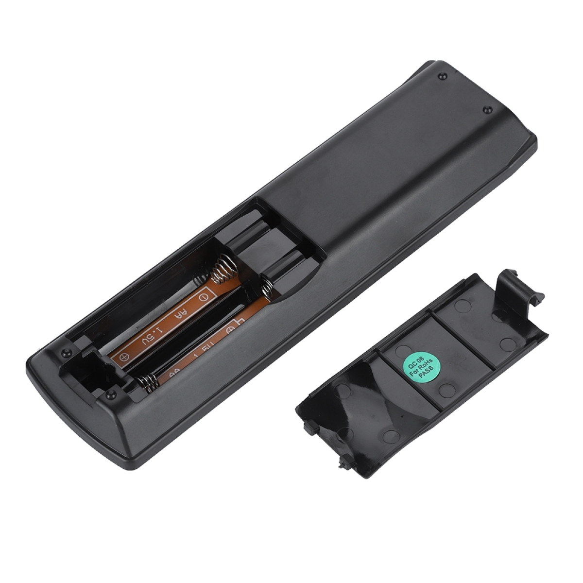 Schwarze Fernbedienung mit geöffnetem Batteriefach, Batterien sichtbar.