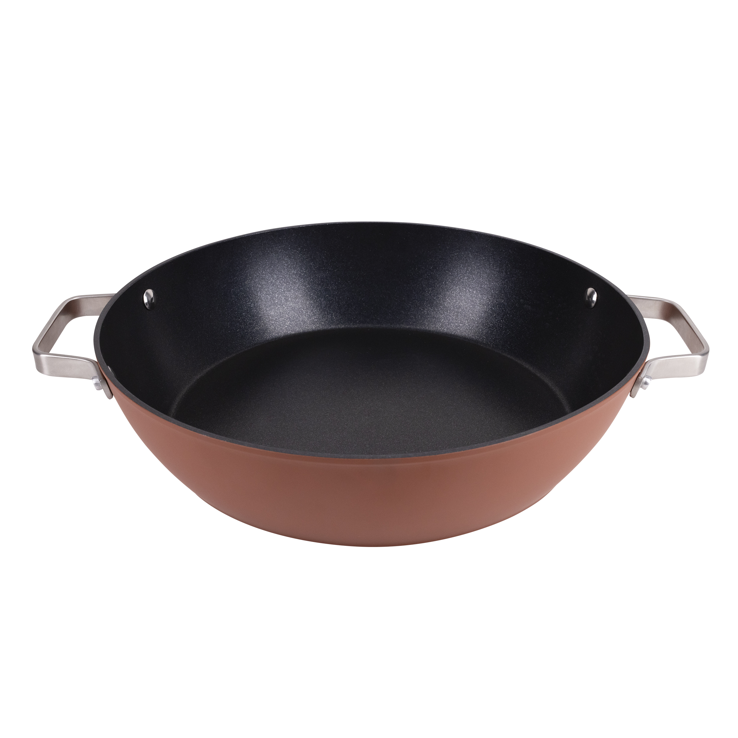 Una sartén redonda con exterior marrón e interior negro. Tiene asas plateadas y está aislada sobre blanco.