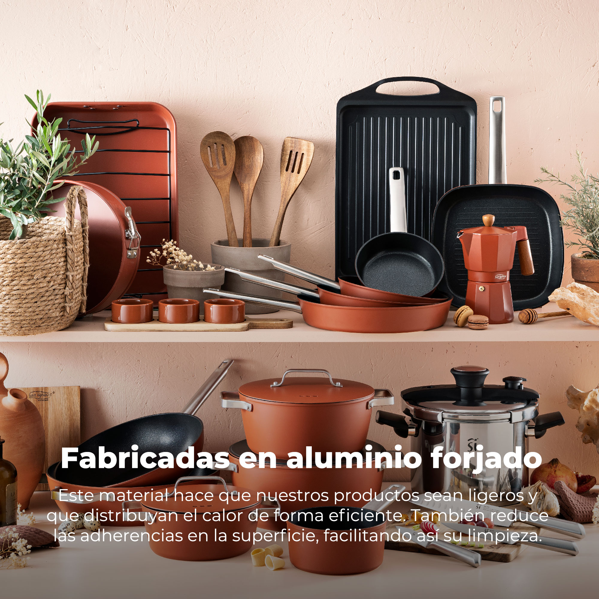 Juego de utensilios de cocina sobre una estantería. Incluye ollas, sartenes, cafetera y utensilios de madera. Texto: 'Fabricadas en aluminio forjado'.