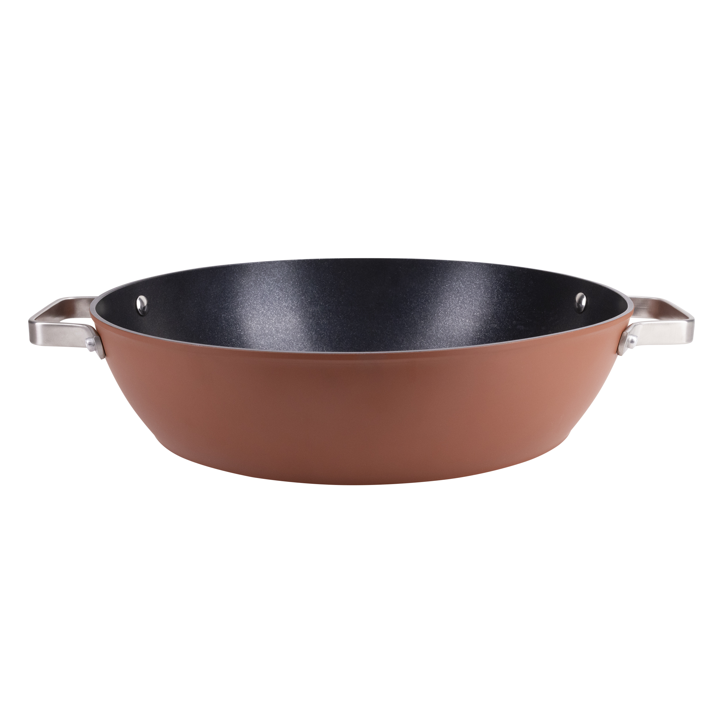 Un wok marrón con asas de metal sobre un fondo blanco. El interior de la sartén es negro.