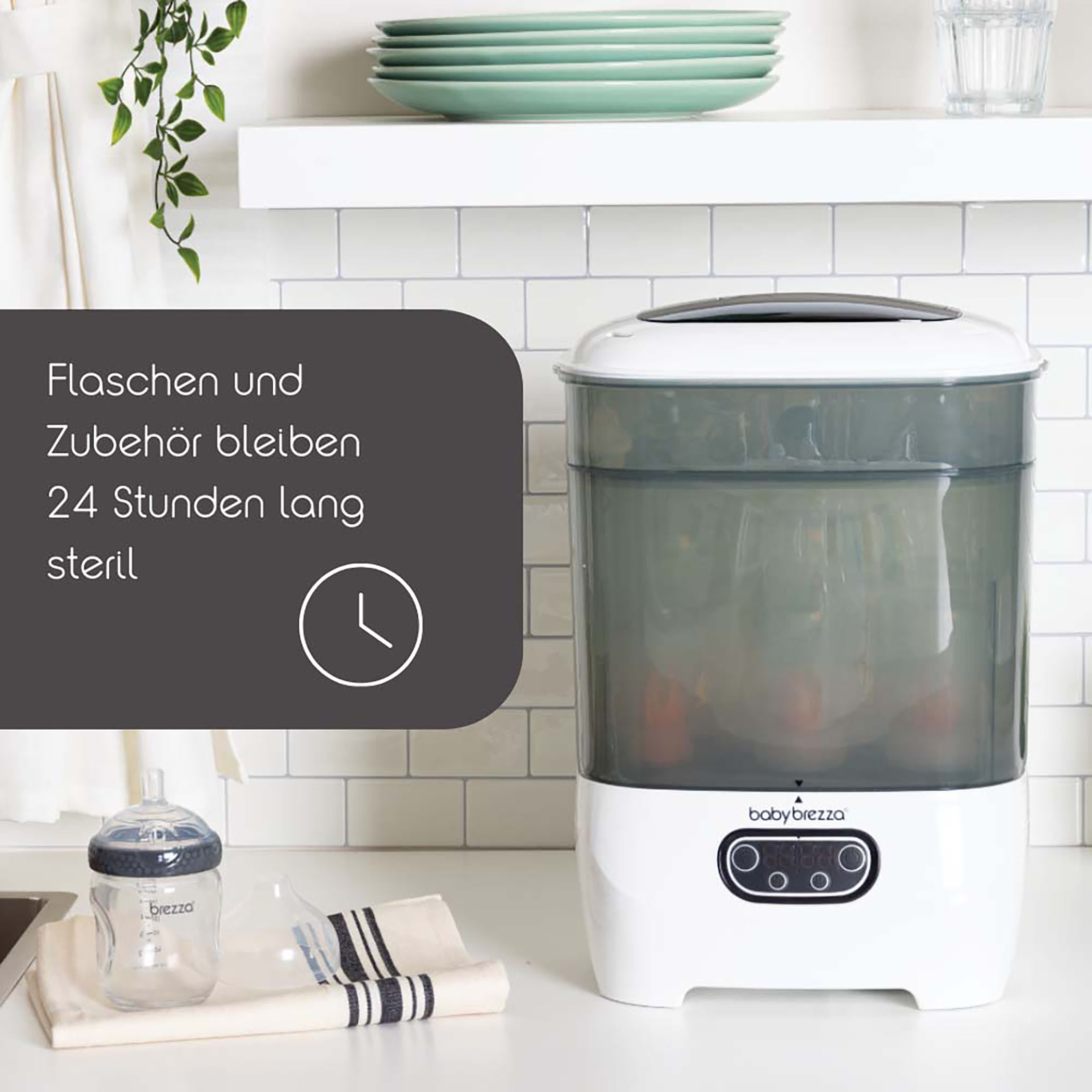 Weiß-grauer Babyflaschensterilisator mit Flaschen und einer Flasche. Weißer Hintergrund.
