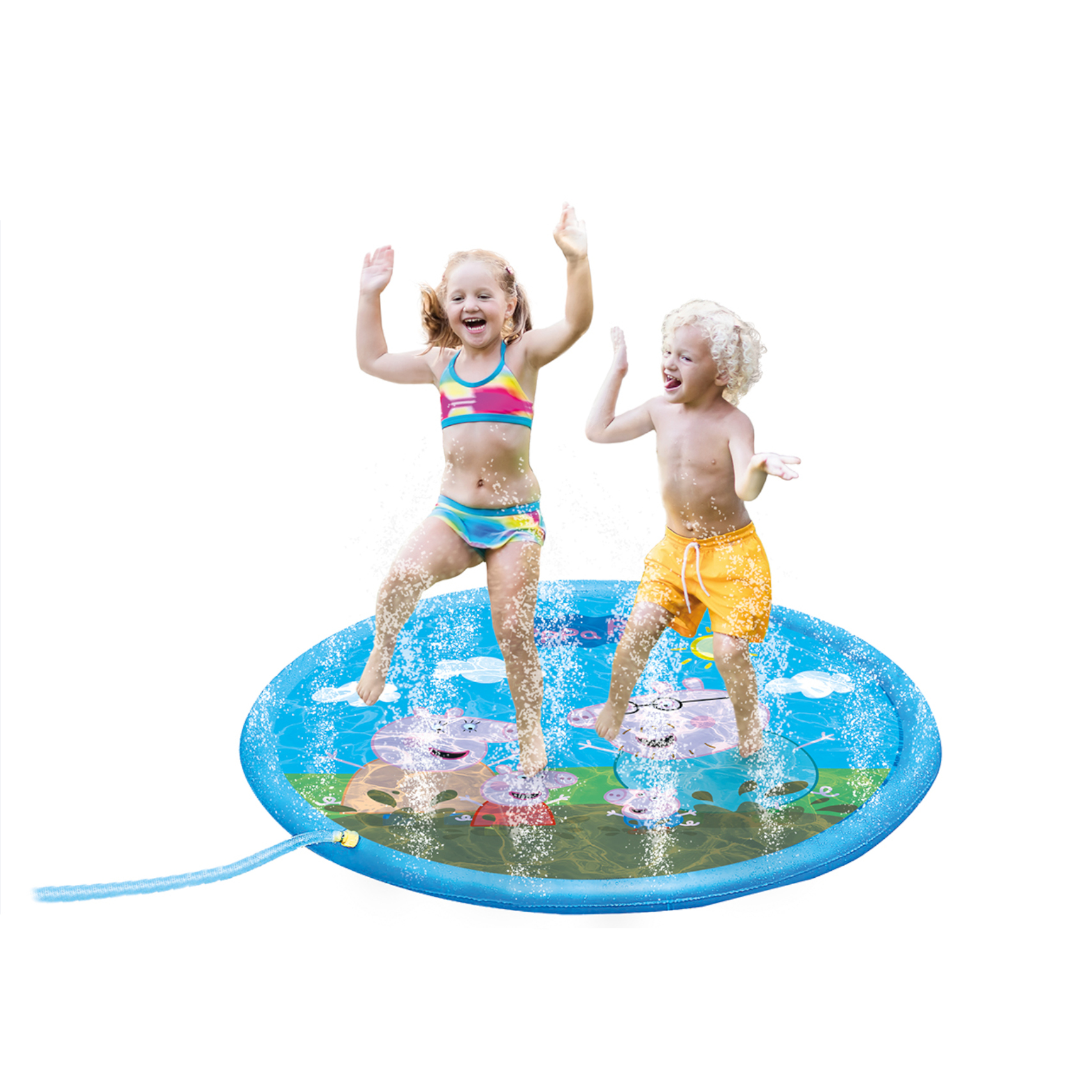 Zwei Kinder spielen auf einer Wasserspritzmatte. Der Hintergrund ist weiß.