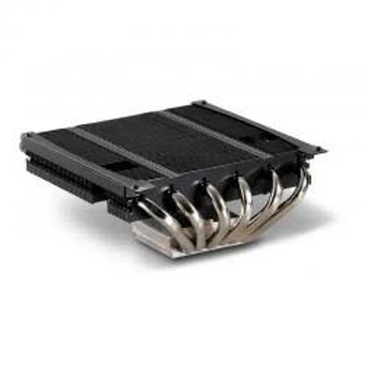 Dissipatore CPU nero con heat pipe argentati. È un dissipatore a basso profilo con alette.