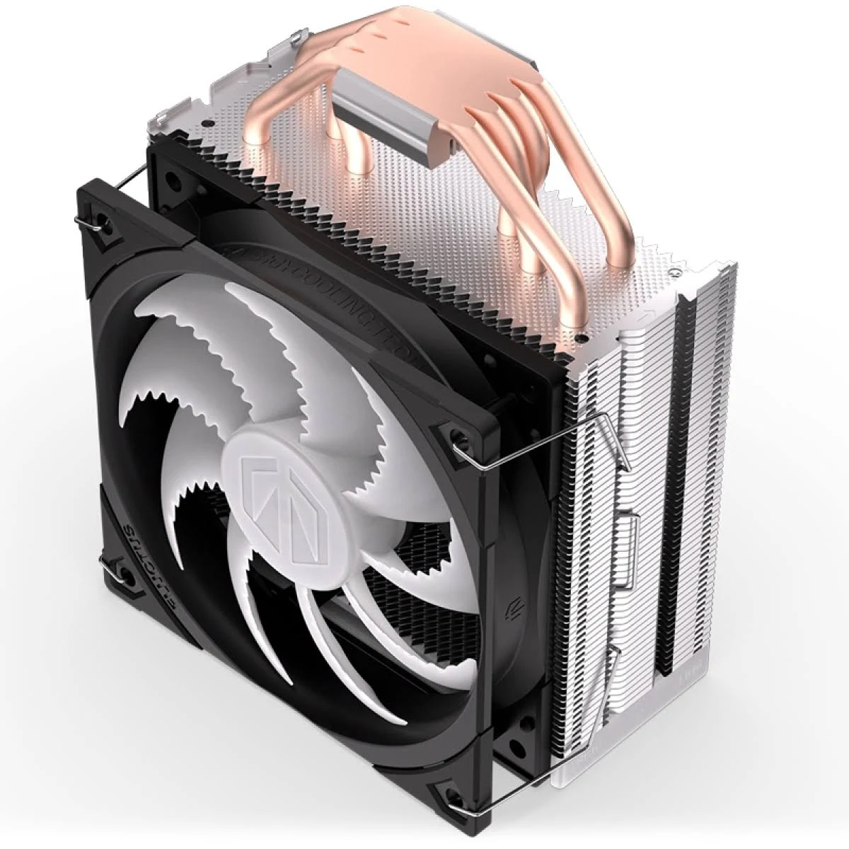 Chłodnica komputera z wentylatorem i miedzianymi rurkami. Izolowana na białym tle.