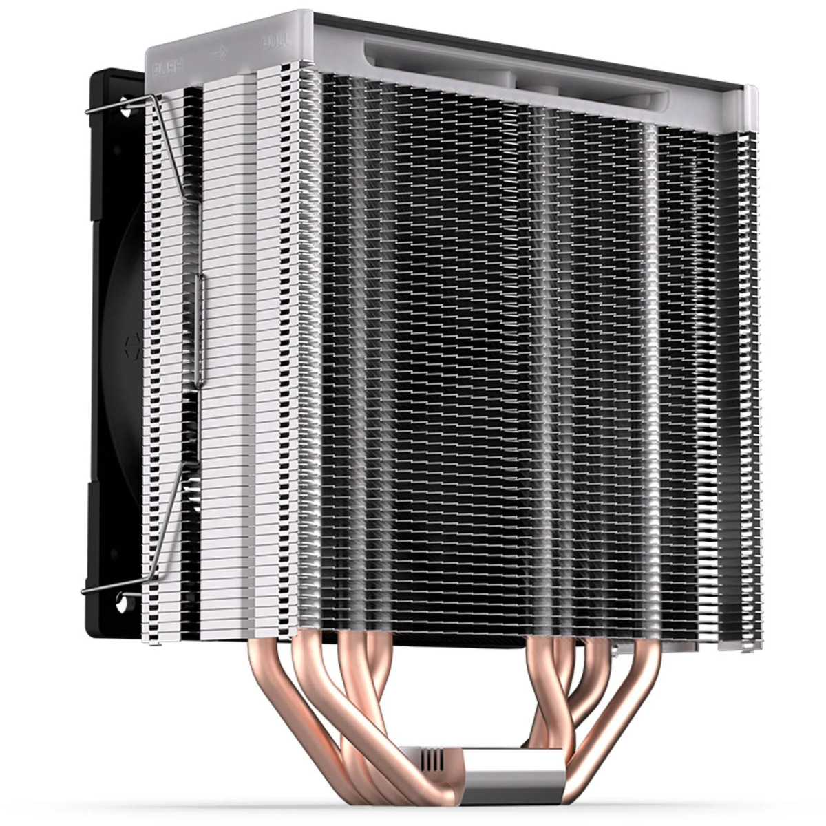 Chłodnica procesora komputera ze srebrnymi żeberkami i miedzianymi rurkami, z czarnym wentylatorem na białym tle.