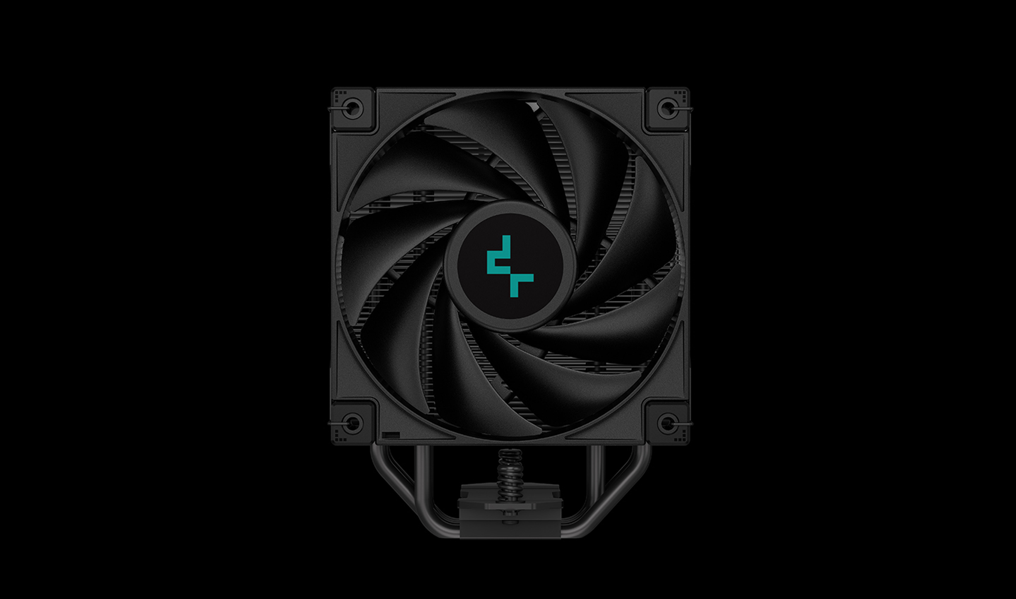 Czarny wentylator komputerowy z niebieskim logo i wieloma łopatkami na czarnym tle.